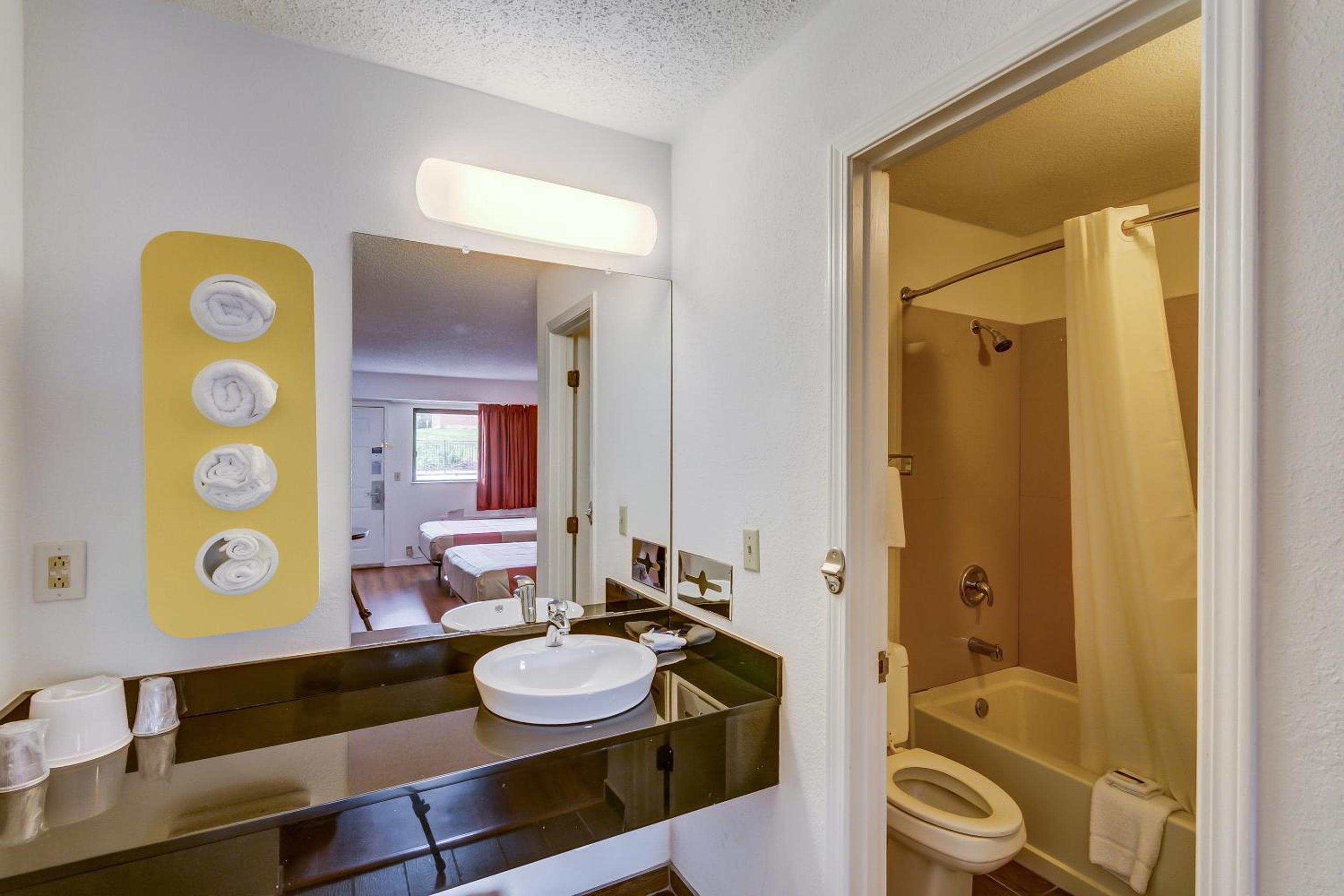 Queen Room - Non-Smoking - Photo 7