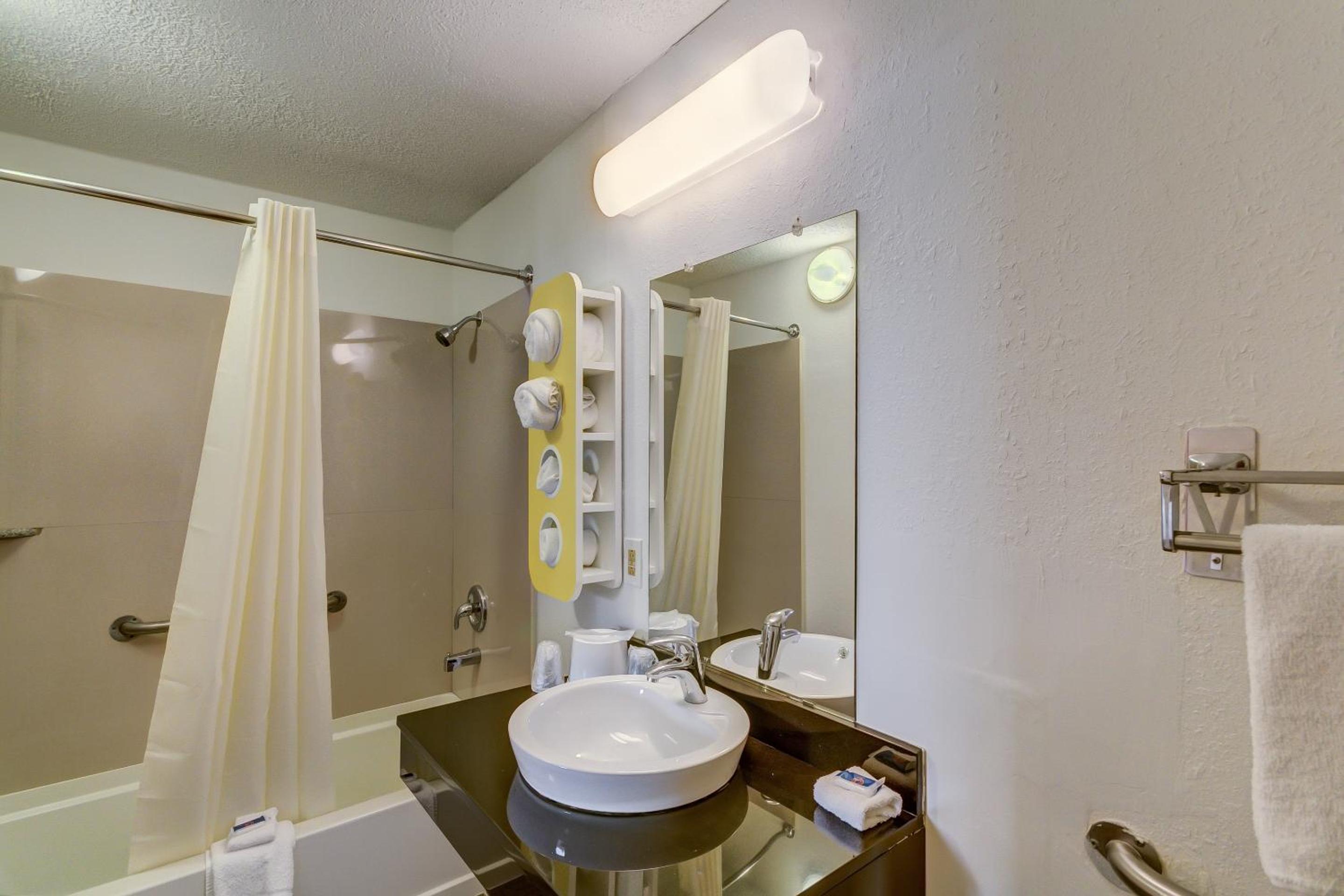 Queen Room - Non-Smoking - Photo 2