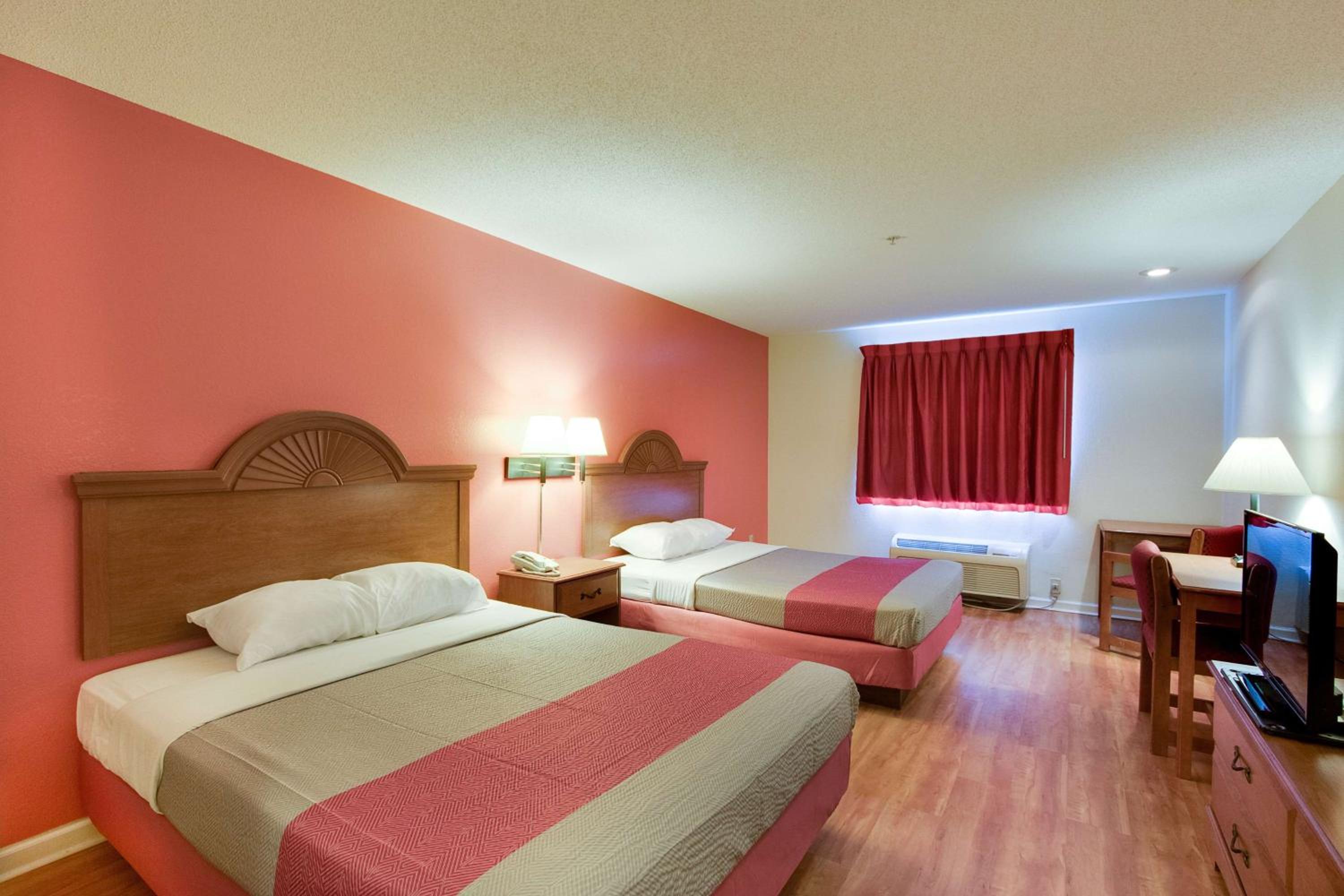 Queen Room with Two Queen Beds - Non-Smoking - Photo 1