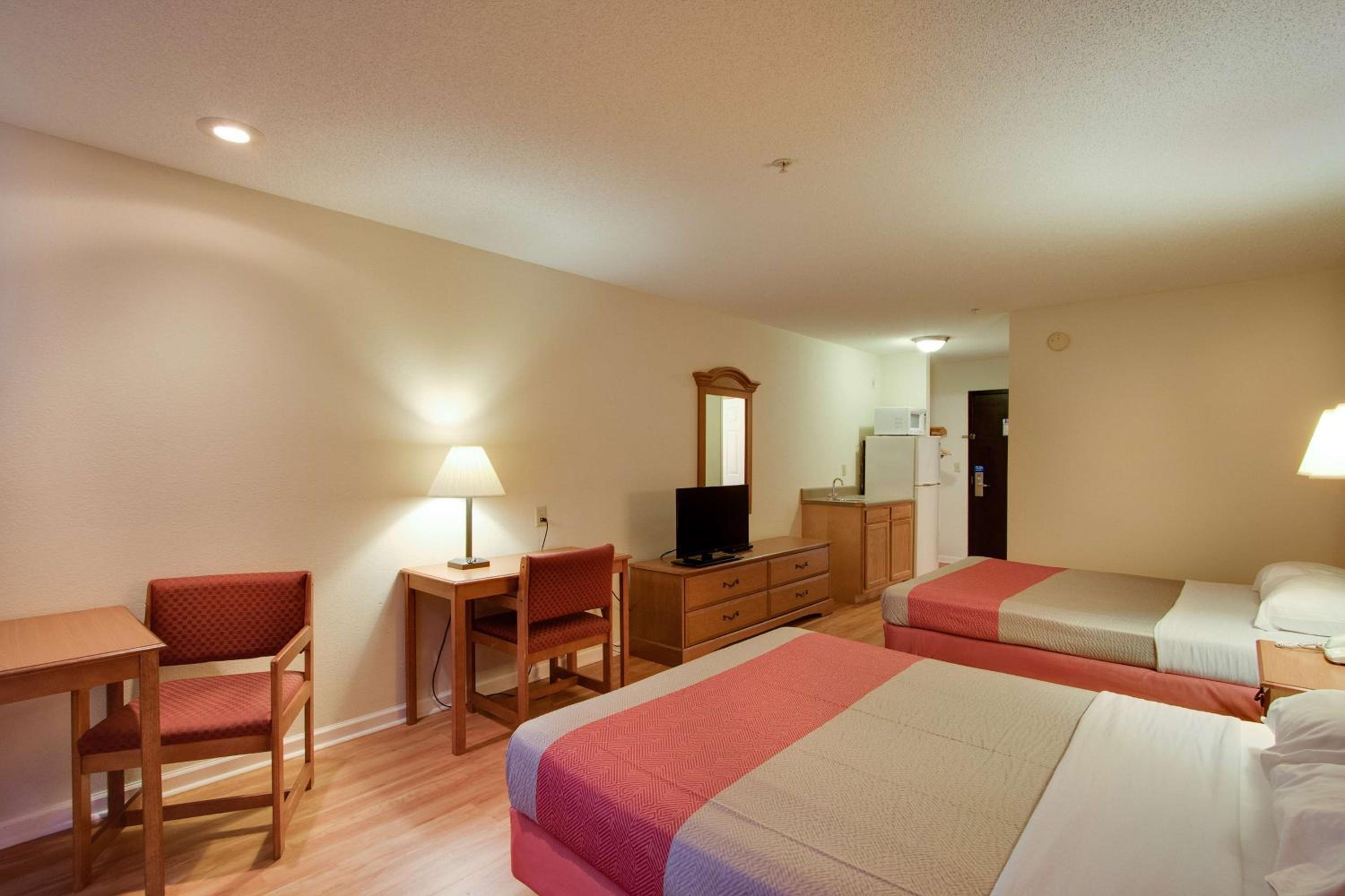 Queen Room with Two Queen Beds - Non-Smoking - Photo 2