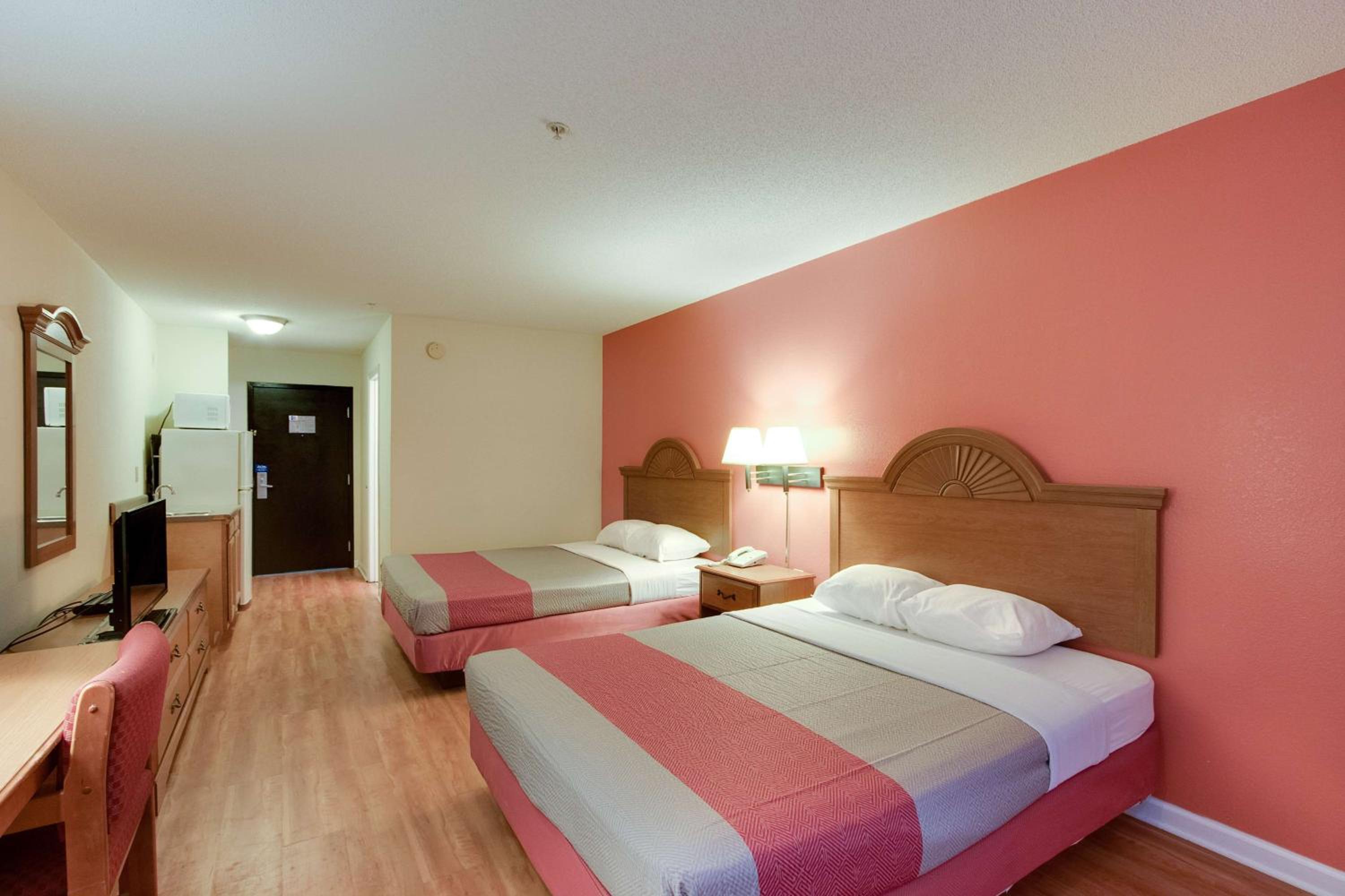 Queen Room with Two Queen Beds - Non-Smoking - Photo 3