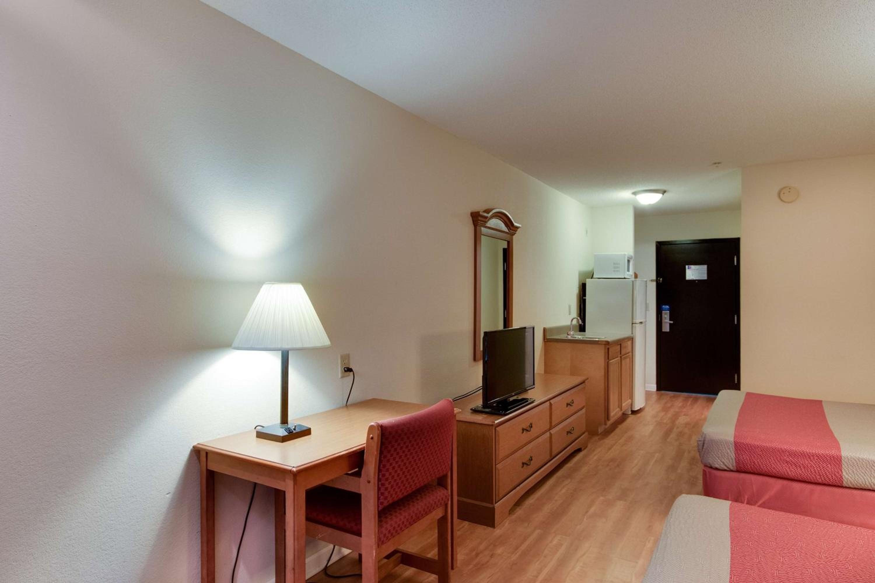 Queen Room with Two Queen Beds - Non-Smoking - Photo 4