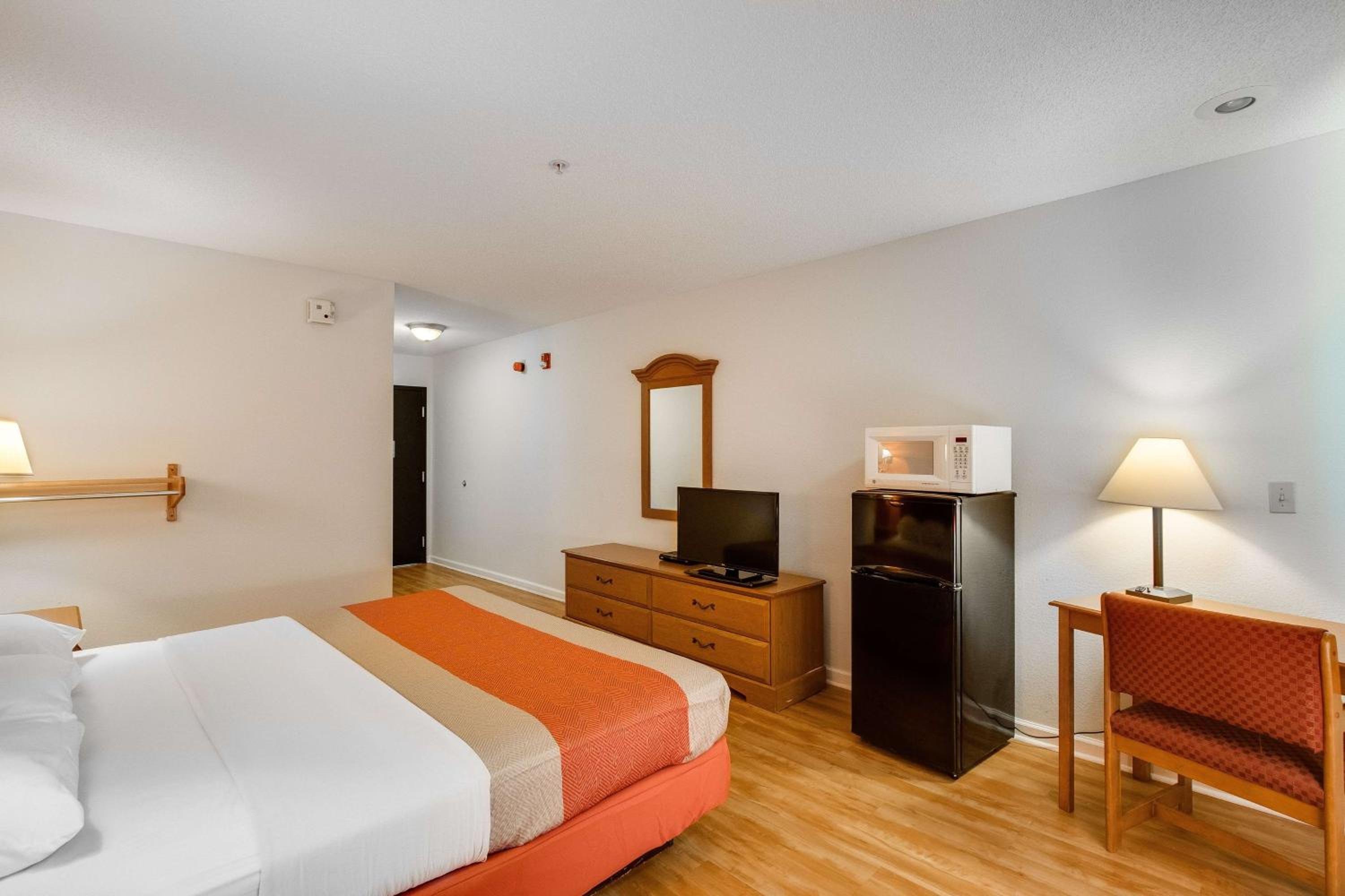 King Room - Non-Smoking - Photo 2