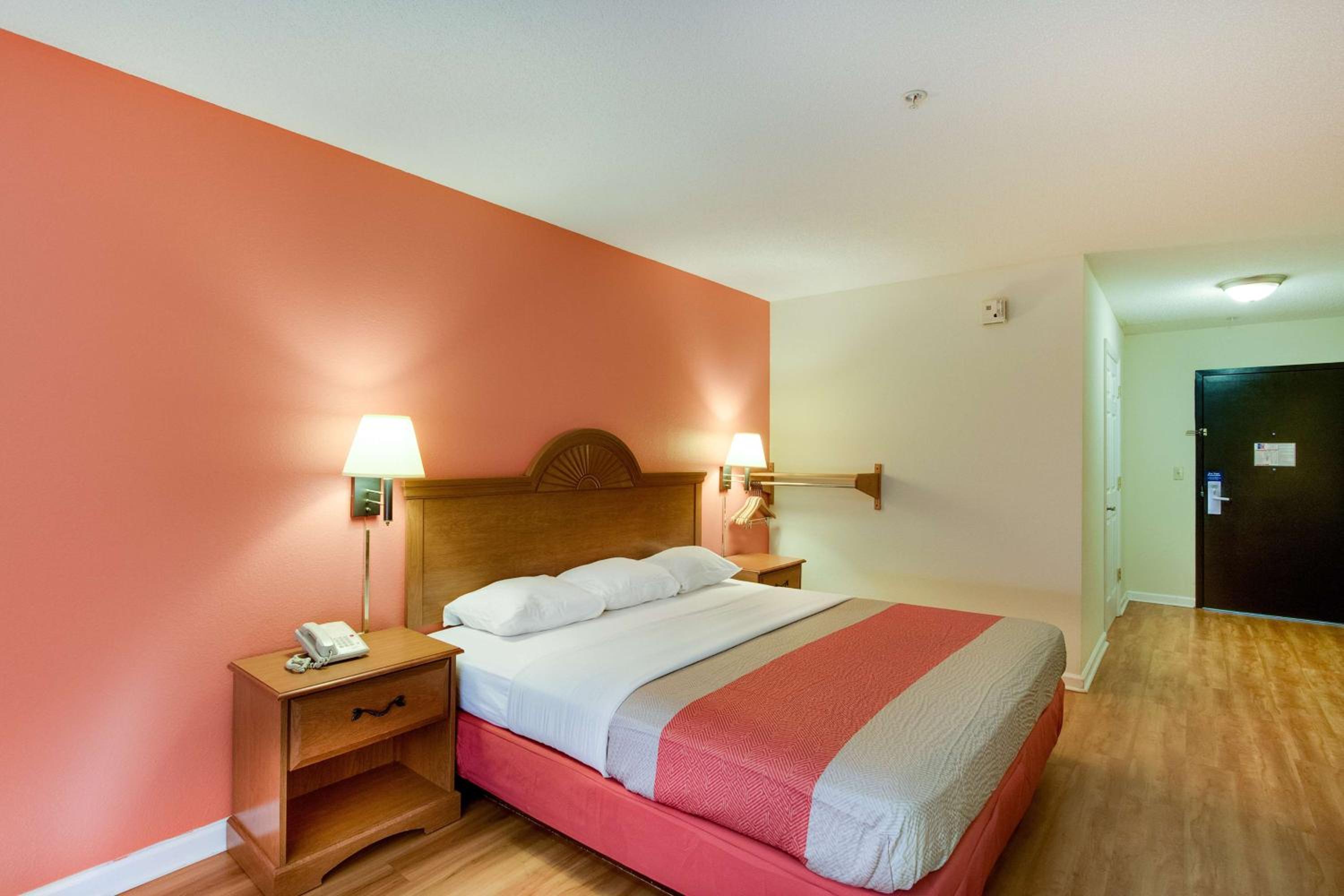 King Room - Non-Smoking - Photo 3
