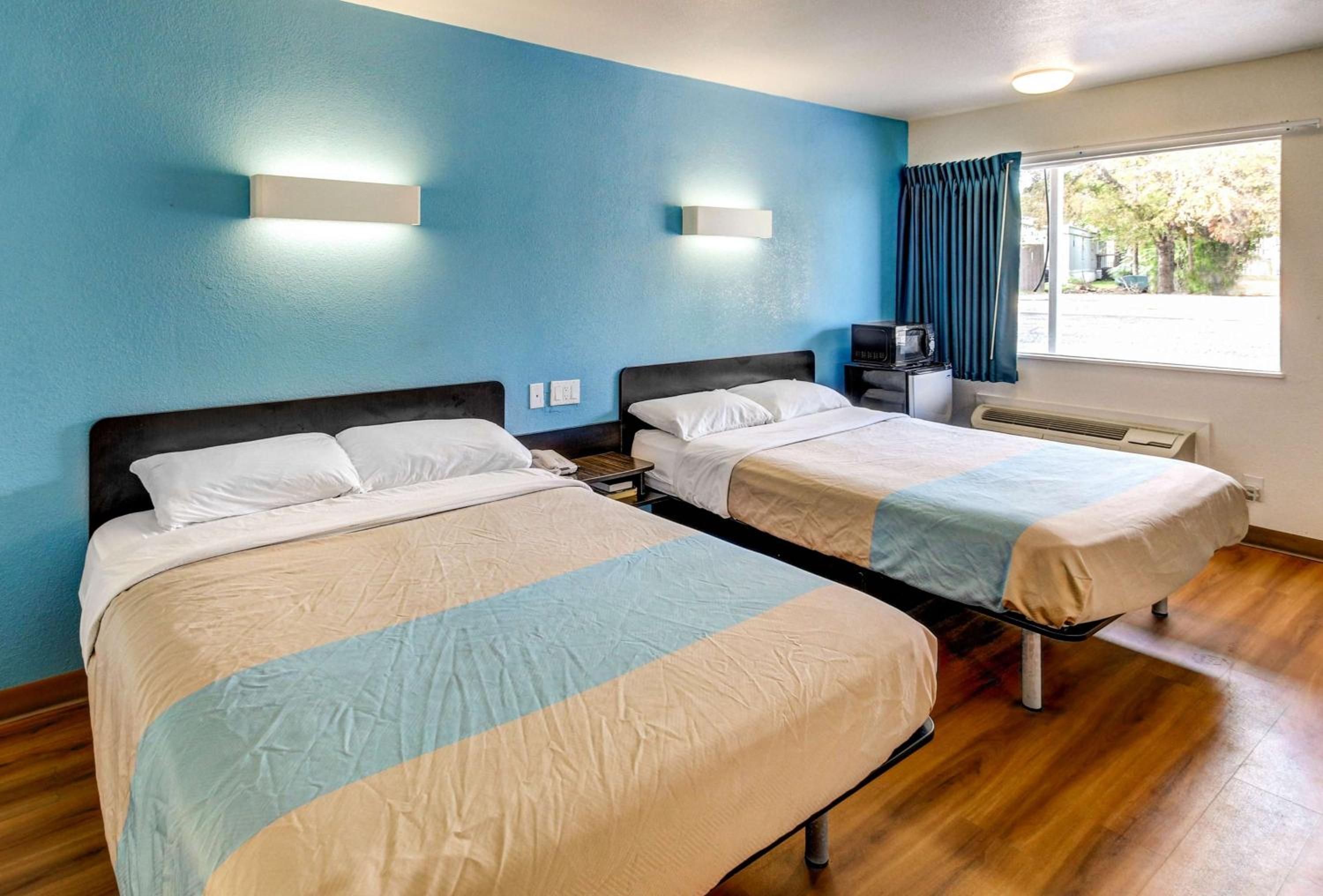 Queen Room with Two Queen Beds - Non-Smoking - Photo 1