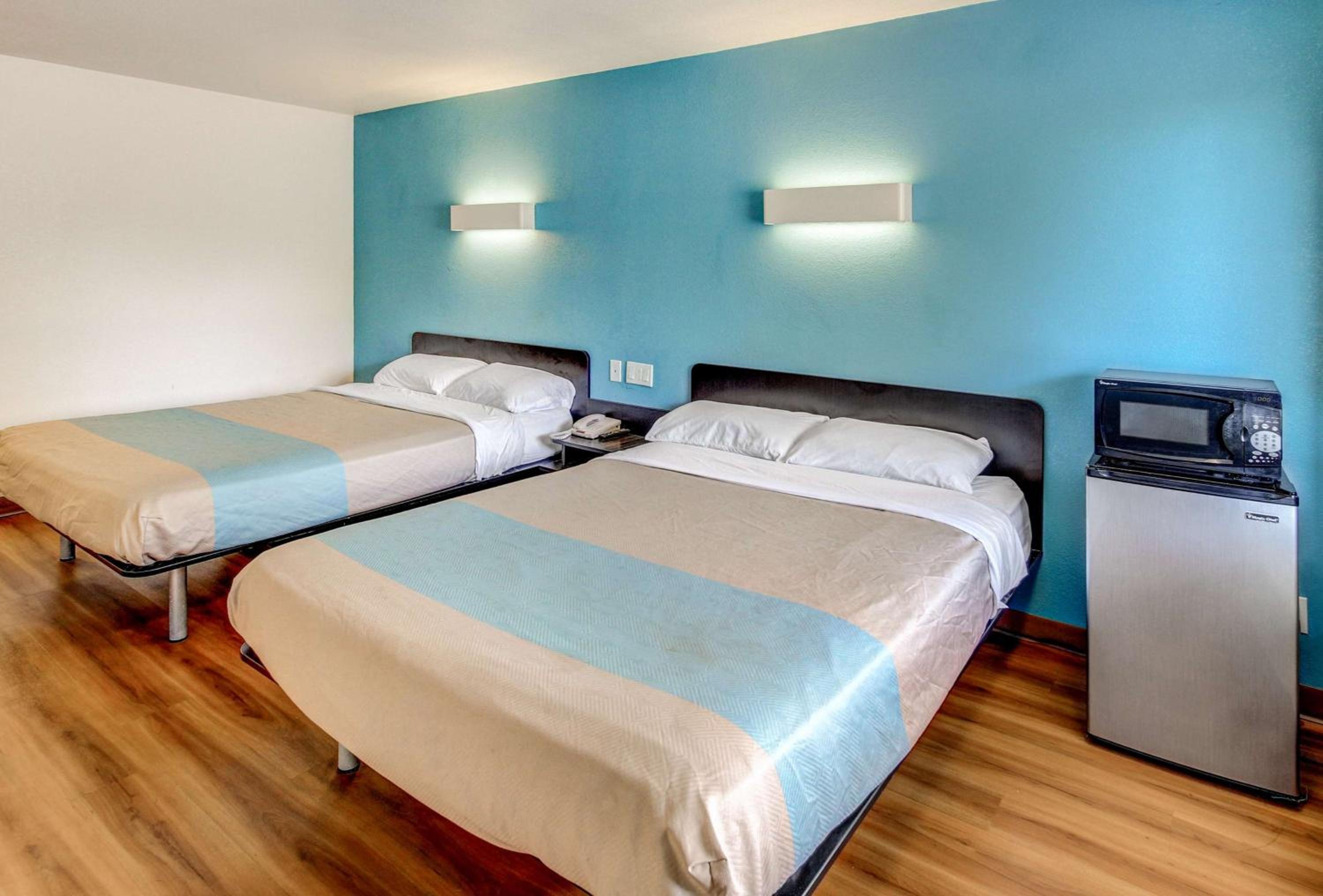 Queen Room with Two Queen Beds - Non-Smoking - Photo 6