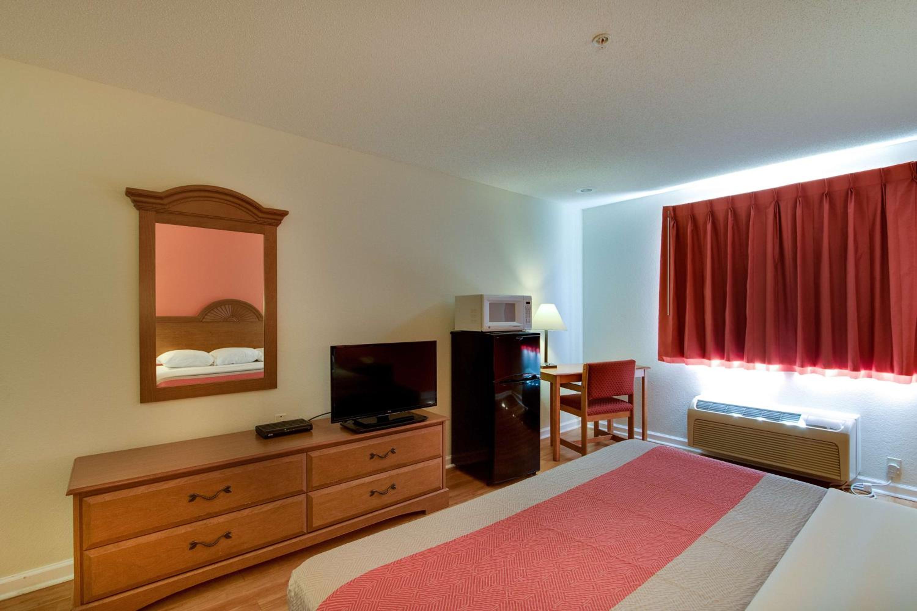 King Room - Non-Smoking - Photo 4