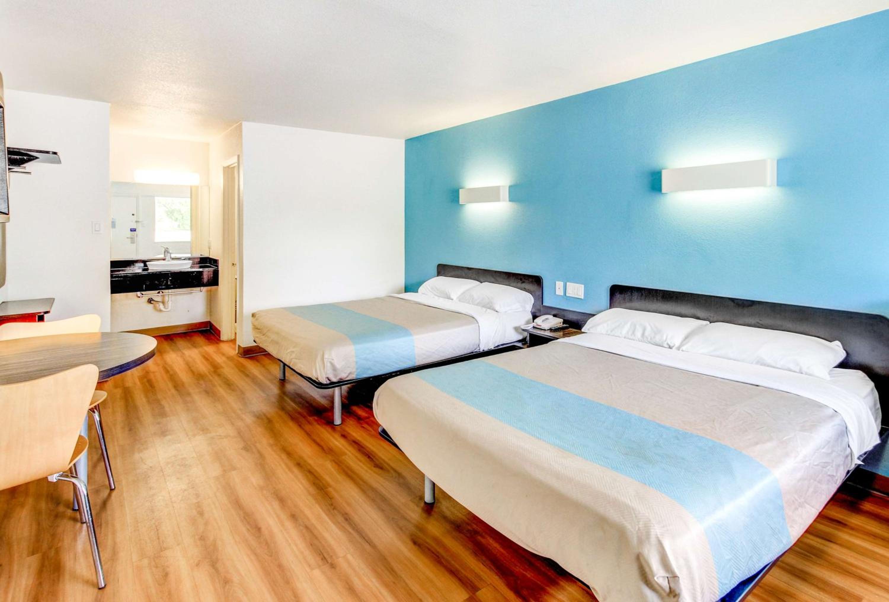 Queen Room with Two Queen Beds - Non-Smoking - Photo 2