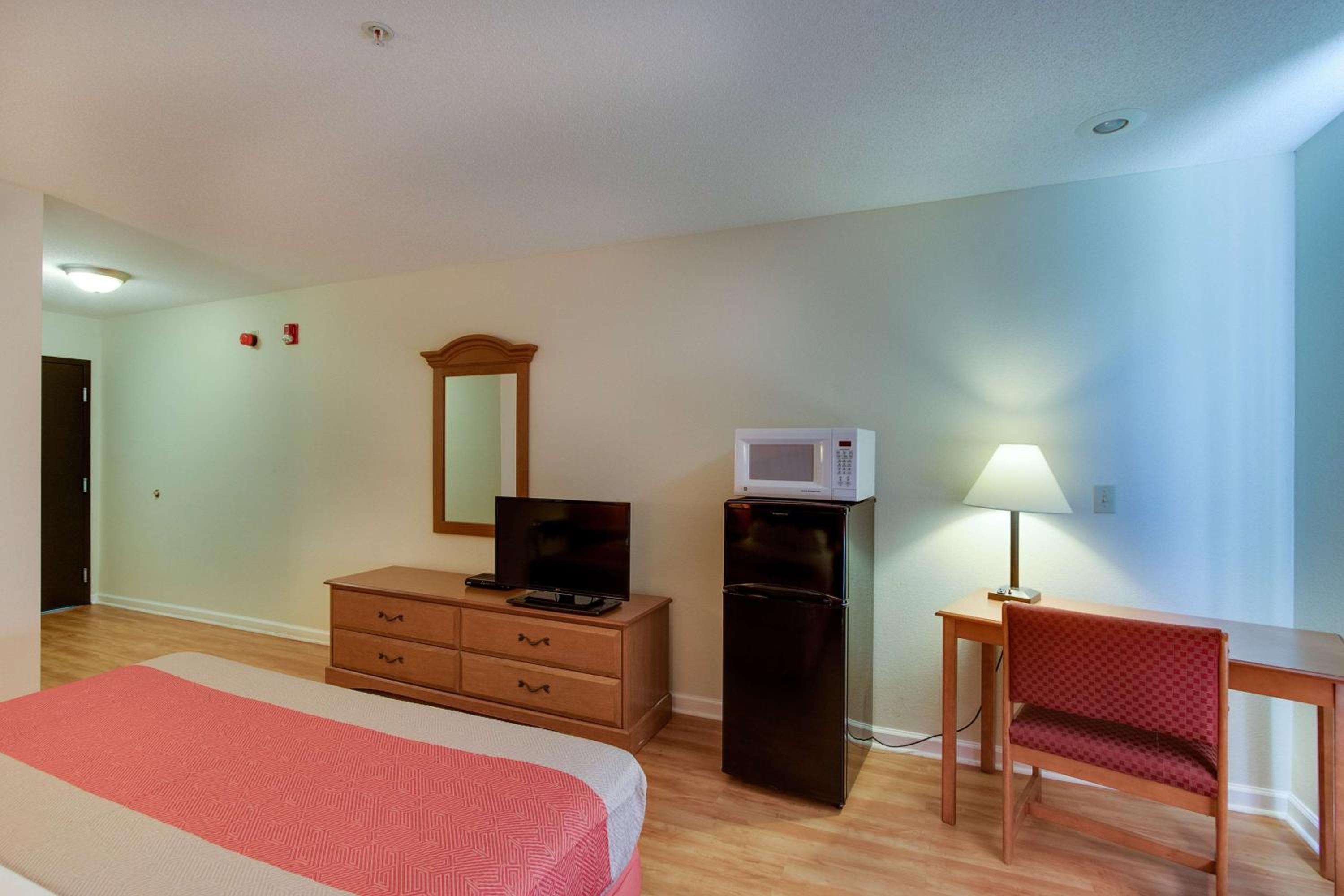 King Room - Non-Smoking - Photo 5