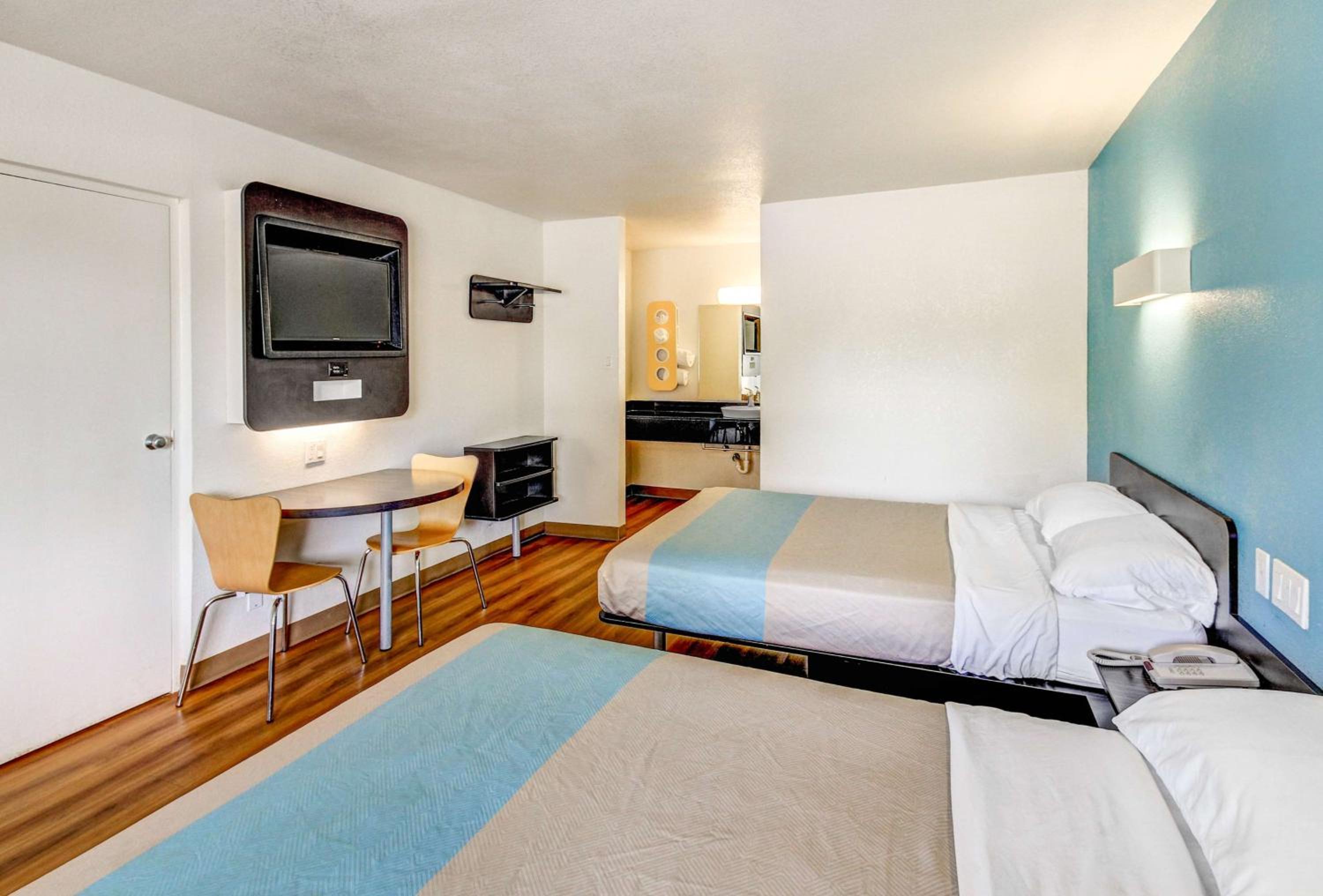 Queen Room with Two Queen Beds - Non-Smoking - Photo 5