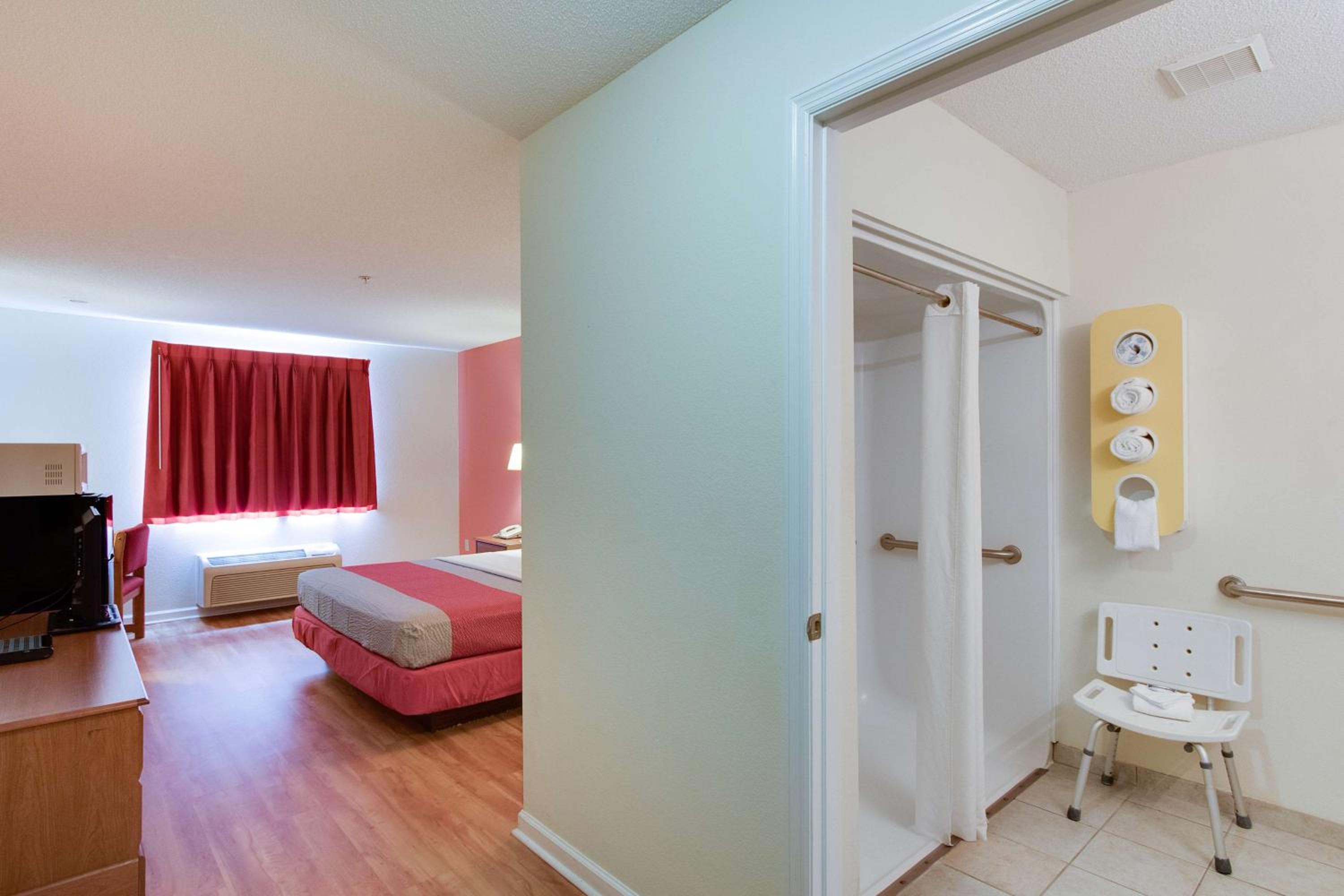 King Room with Roll-in Shower - Disability Access - Non-Smoking - Photo 2