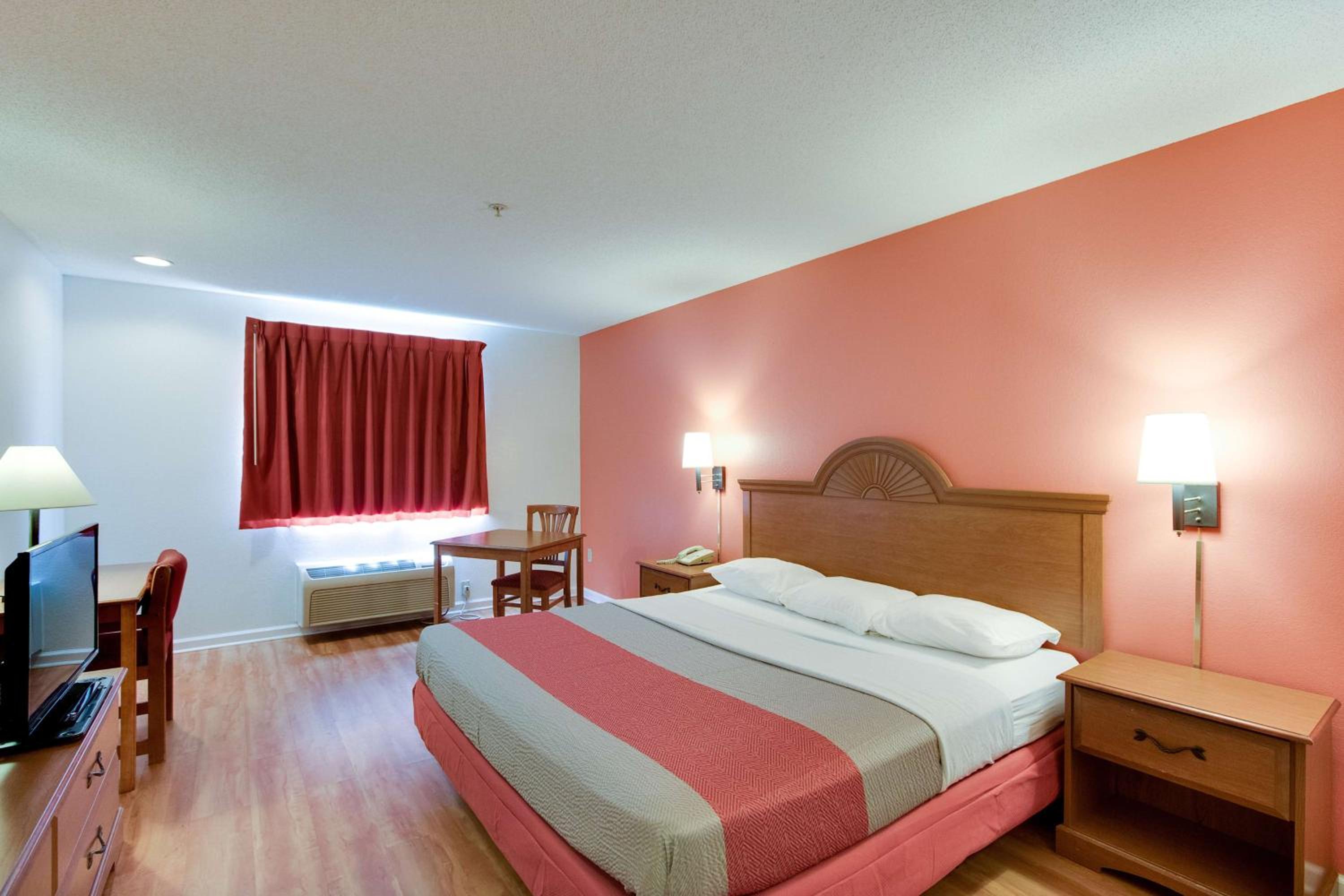 King Room - Non-Smoking - Photo 6