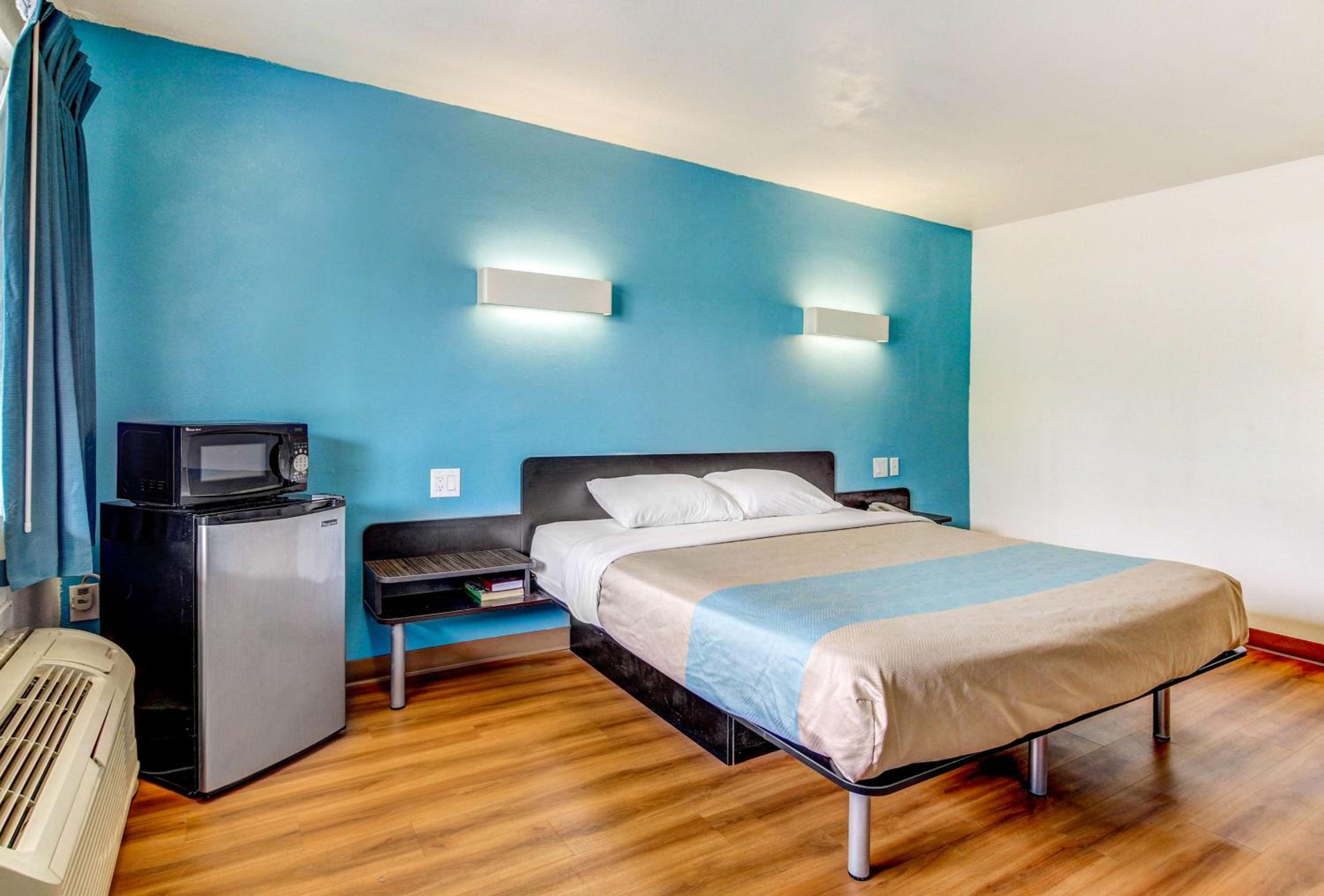 King Room - Non-Smoking - Photo 1