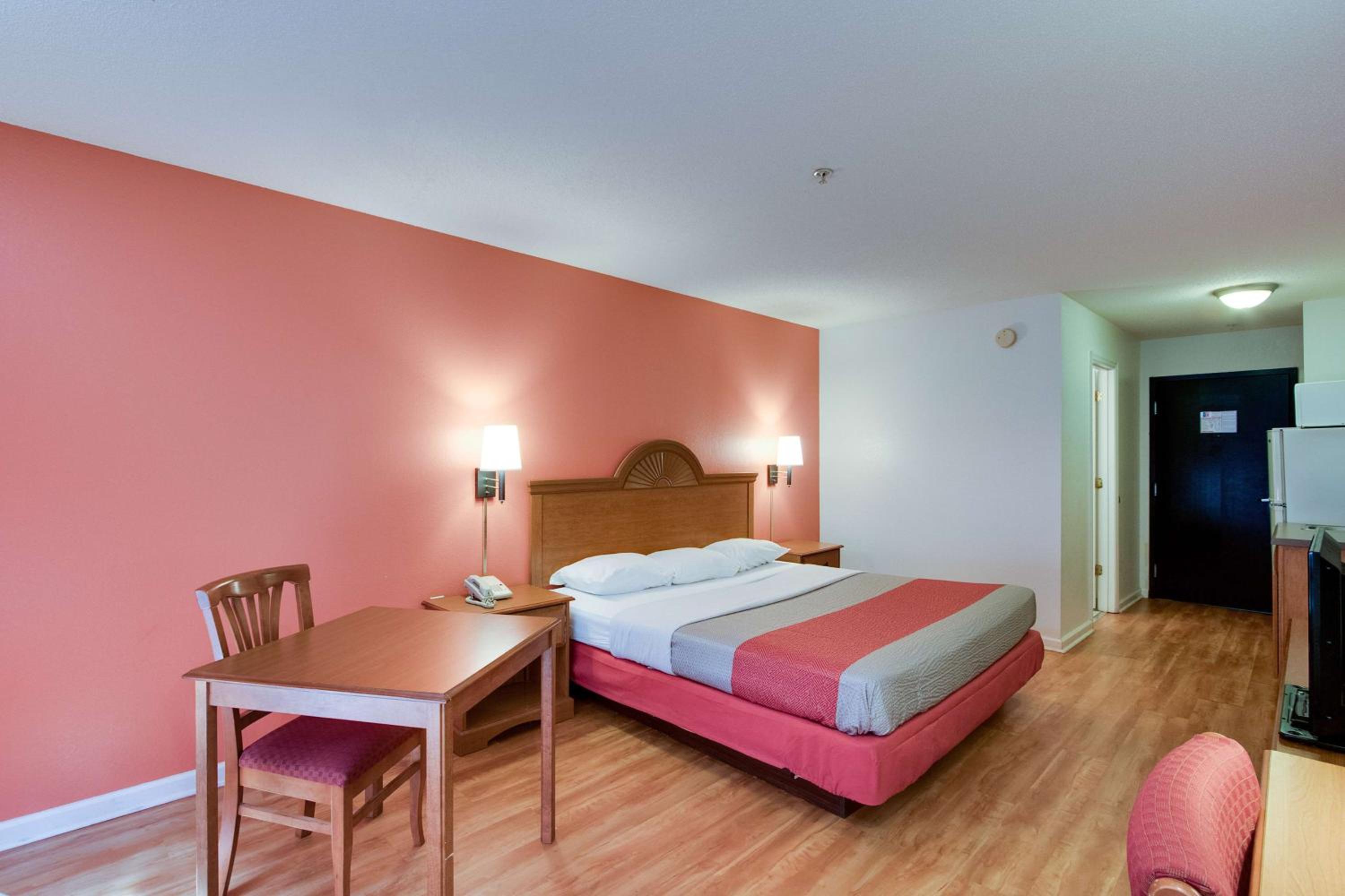 King Room - Non-Smoking - Photo 7