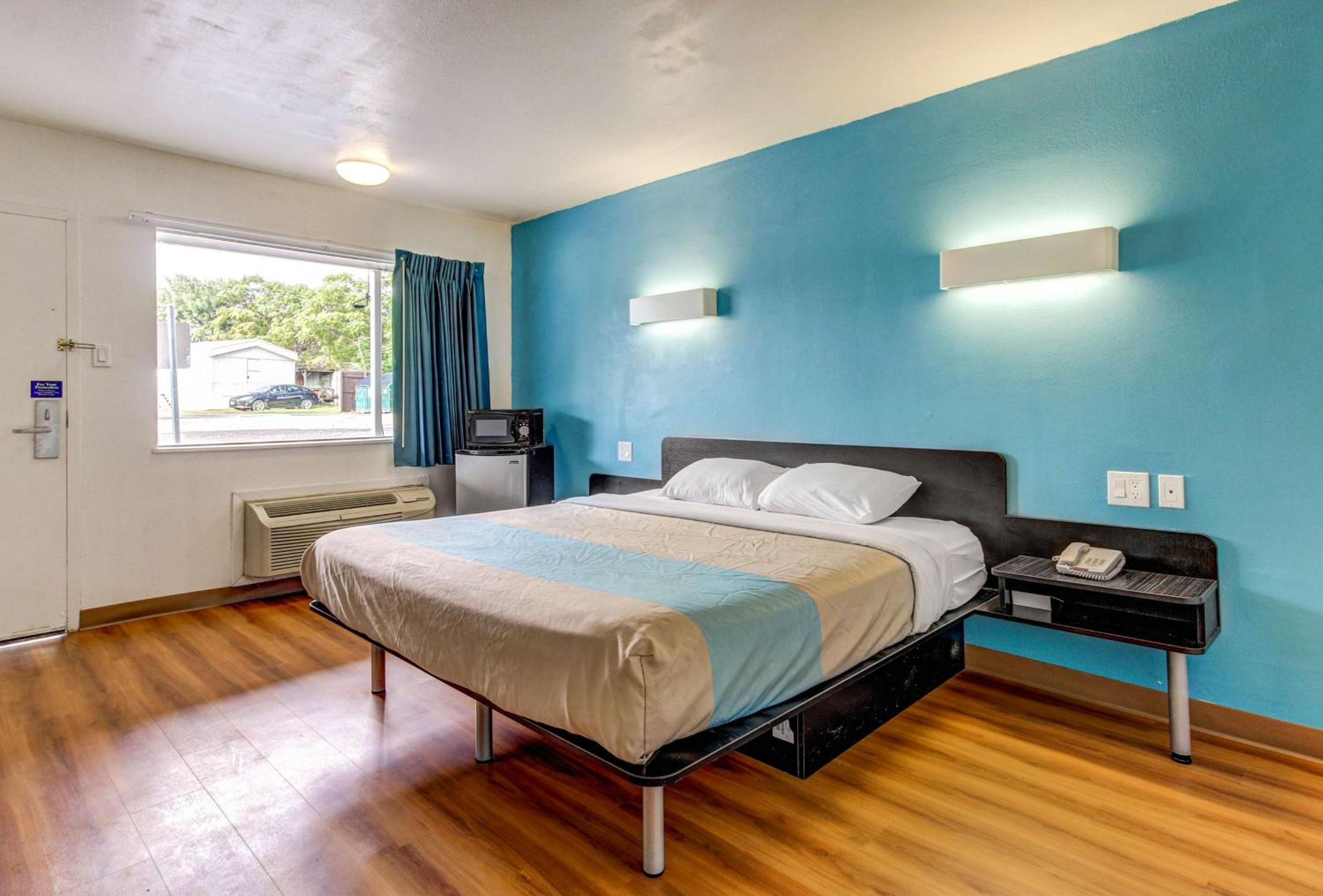 King Room - Non-Smoking - Photo 8