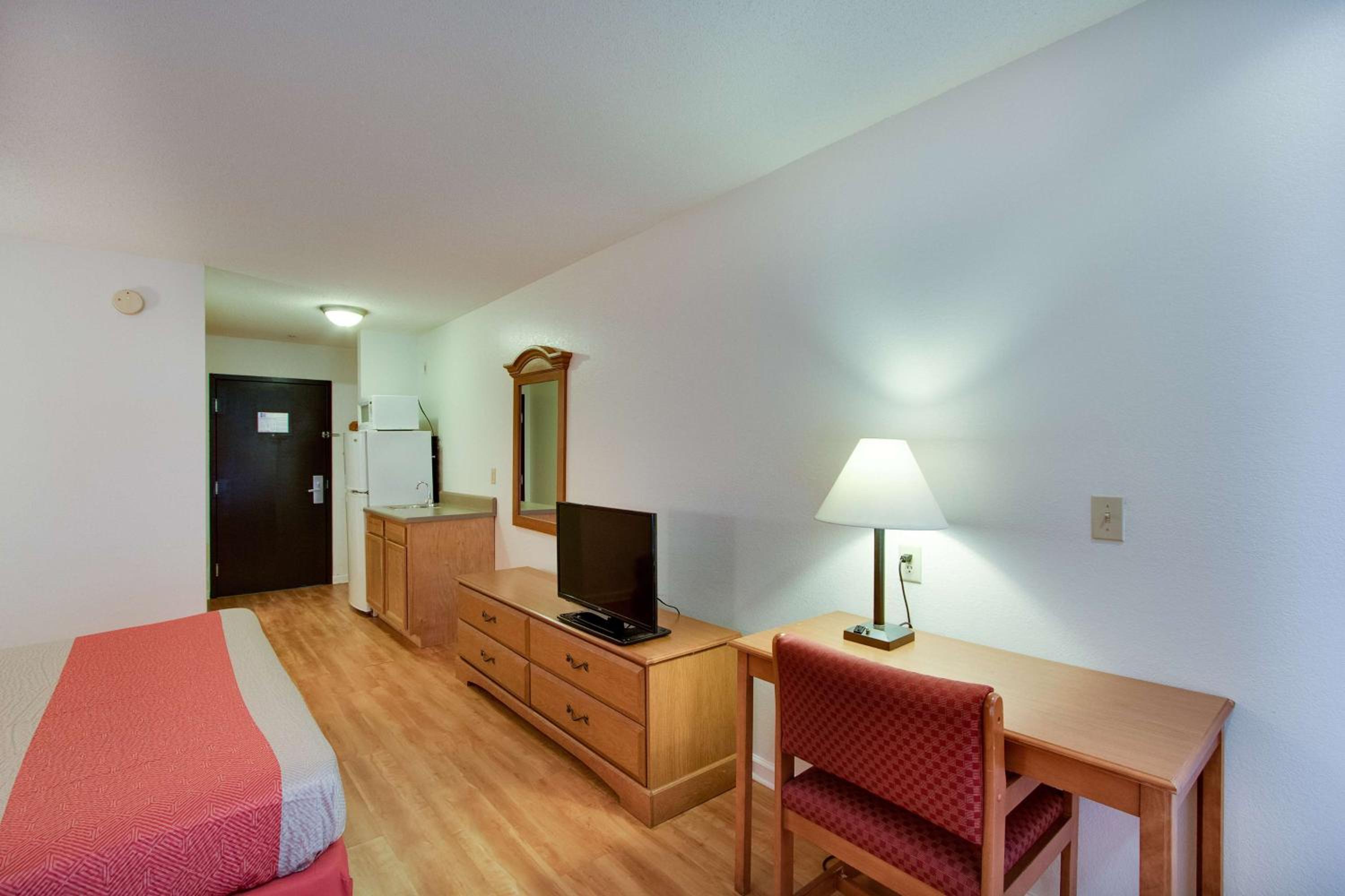 King Room - Non-Smoking - Photo 8