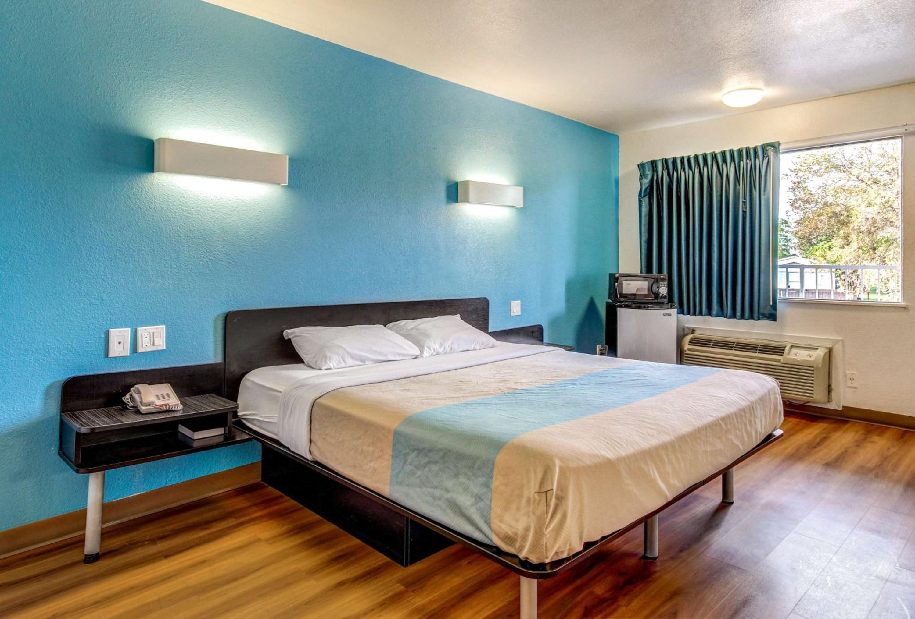 King Room - Non-Smoking - Photo 2