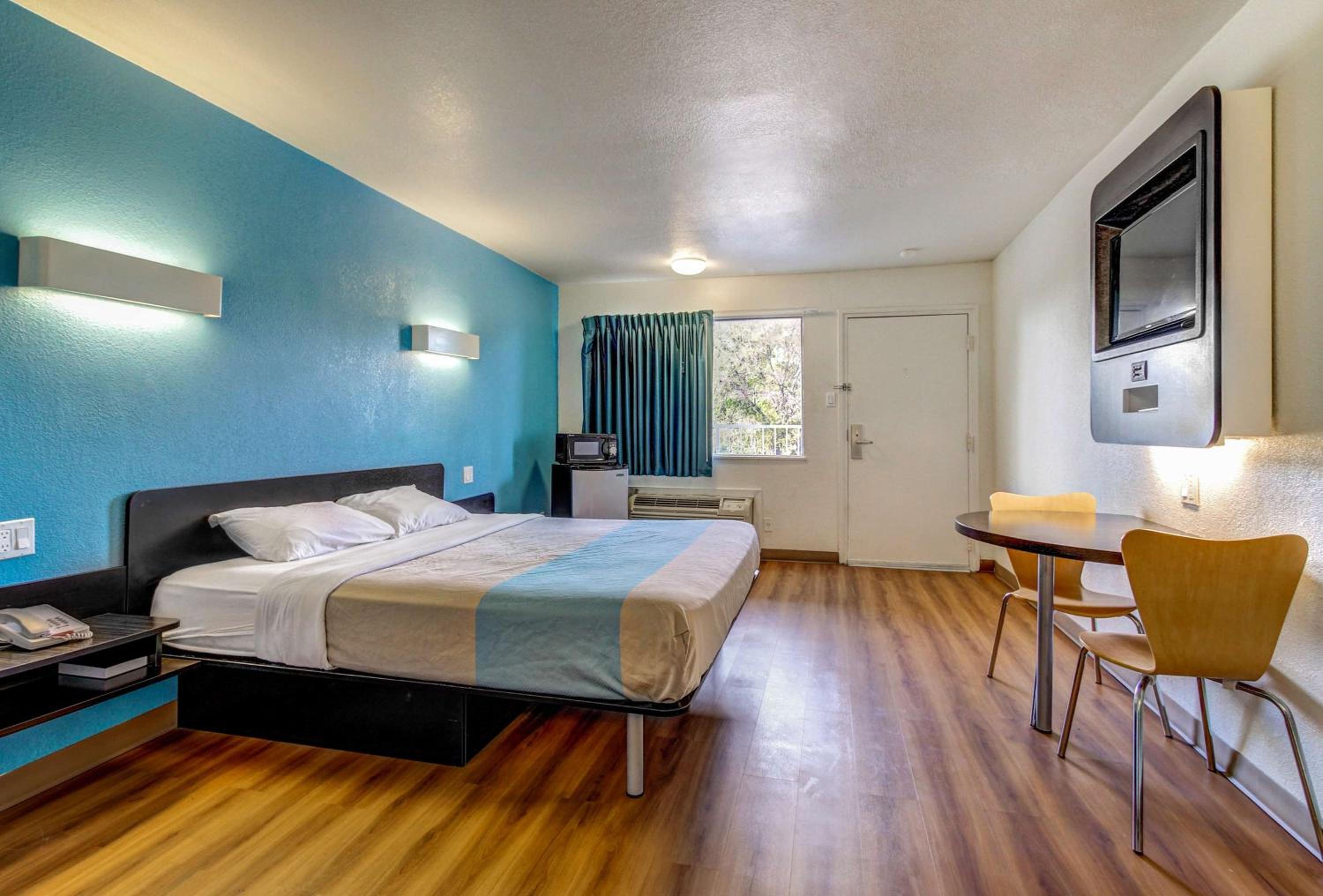 King Room - Non-Smoking - Photo 7