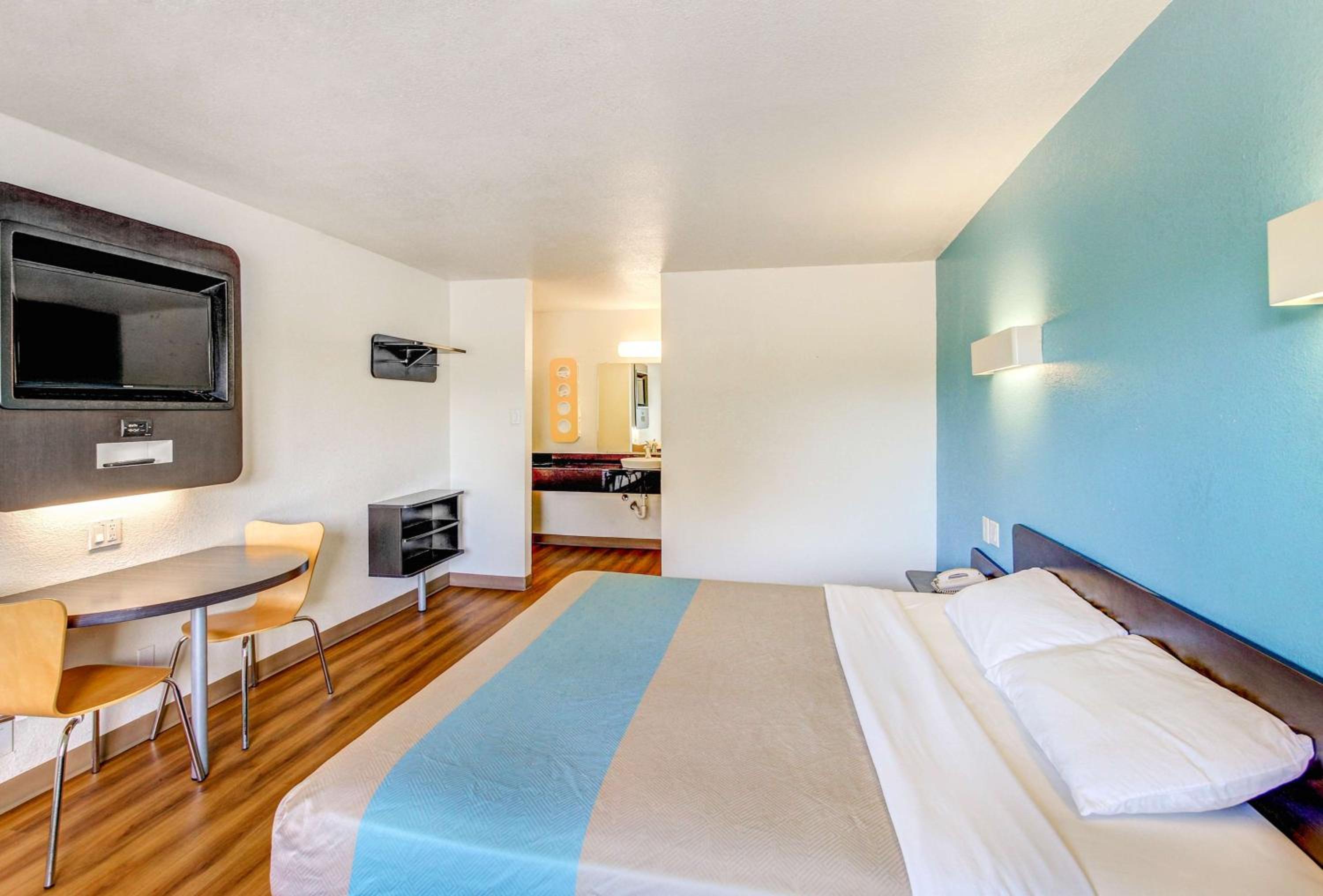 King Room - Non-Smoking - Photo 6