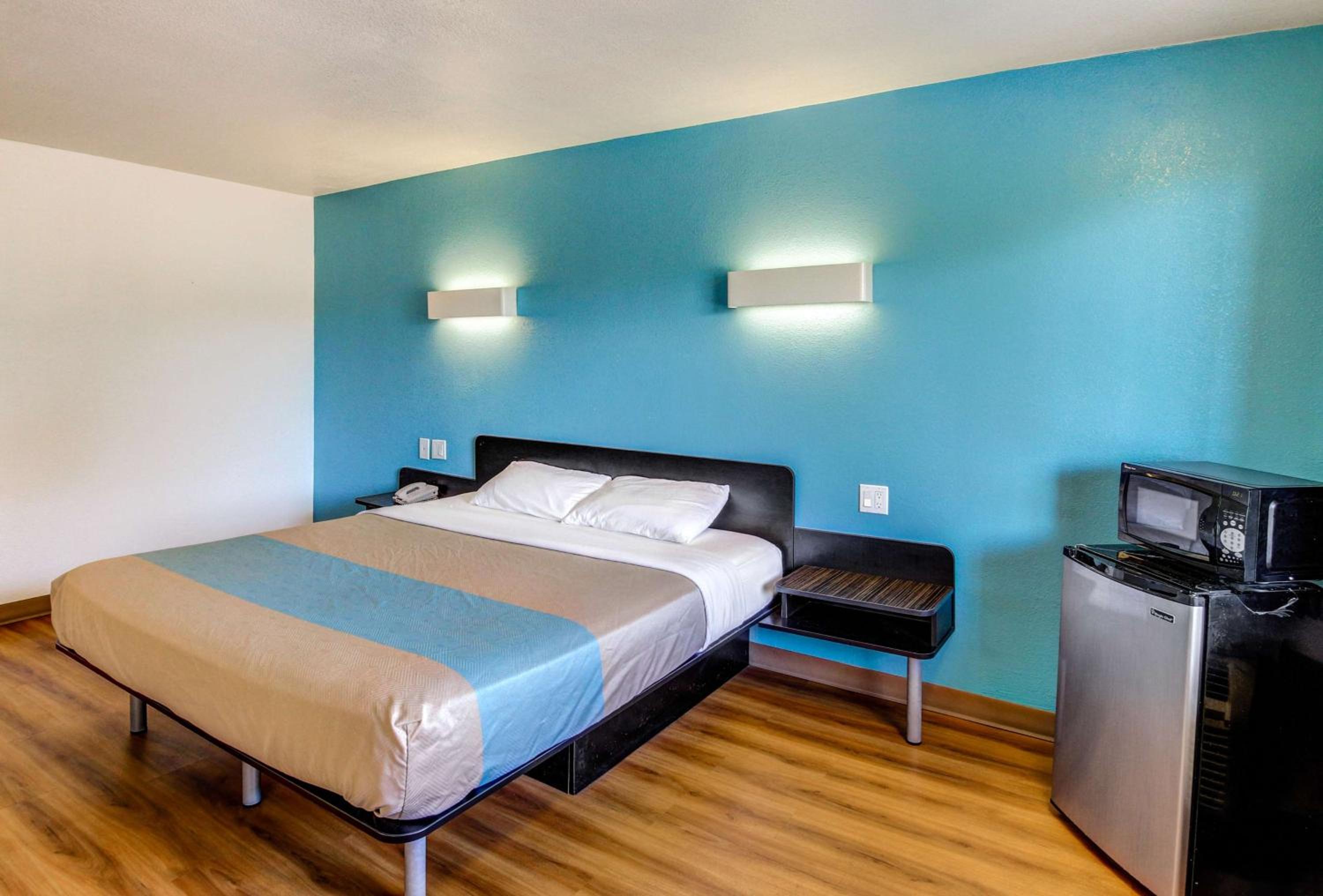 King Room - Non-Smoking - Photo 5