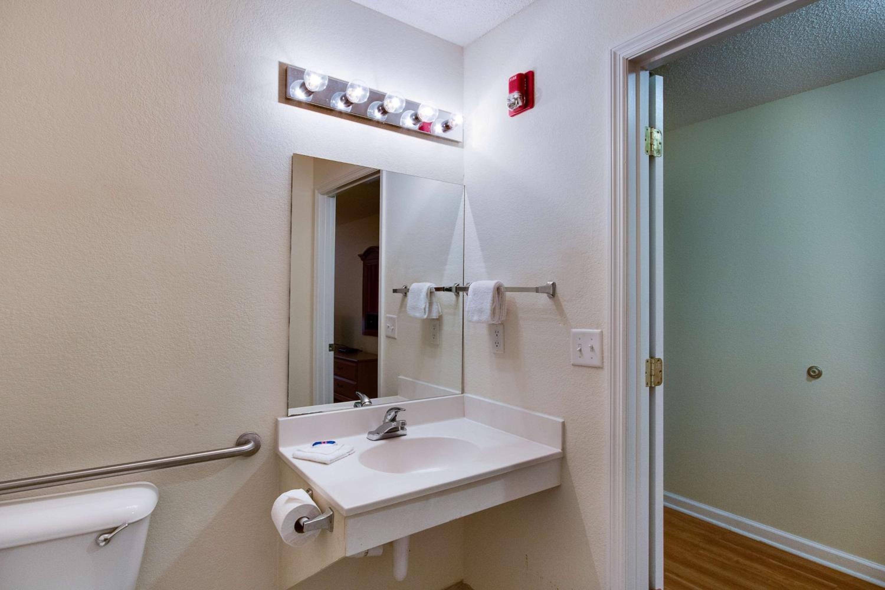 King Room with Roll-in Shower - Disability Access - Non-Smoking - Photo 1