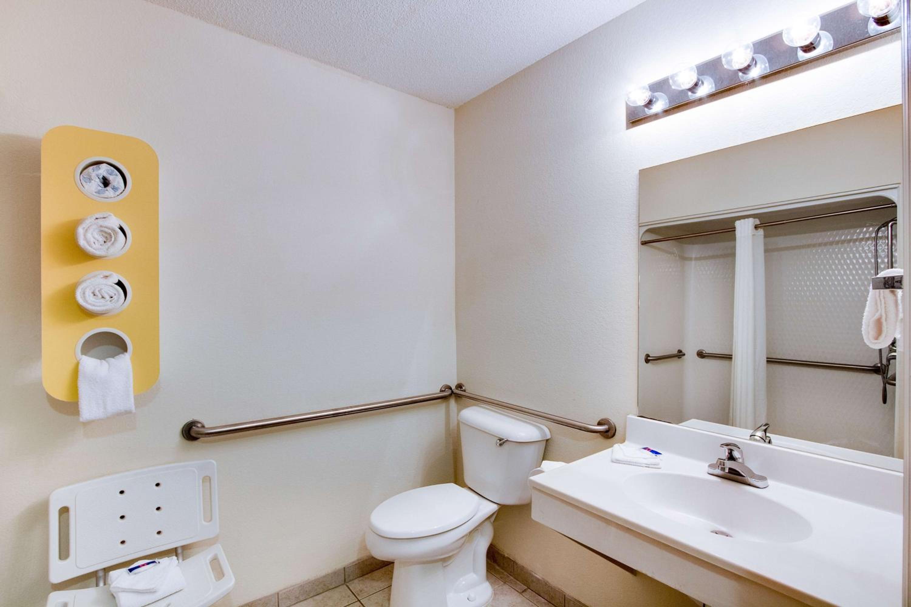 King Room - Disability Access - Non-Smoking - Photo 3
