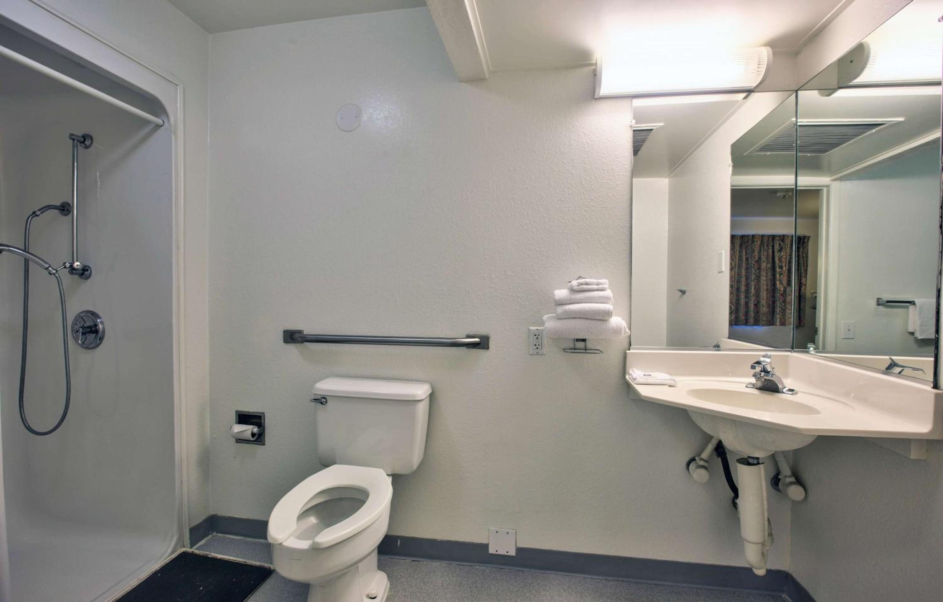Queen Room - Disability Access - Roll in Shower photo 3