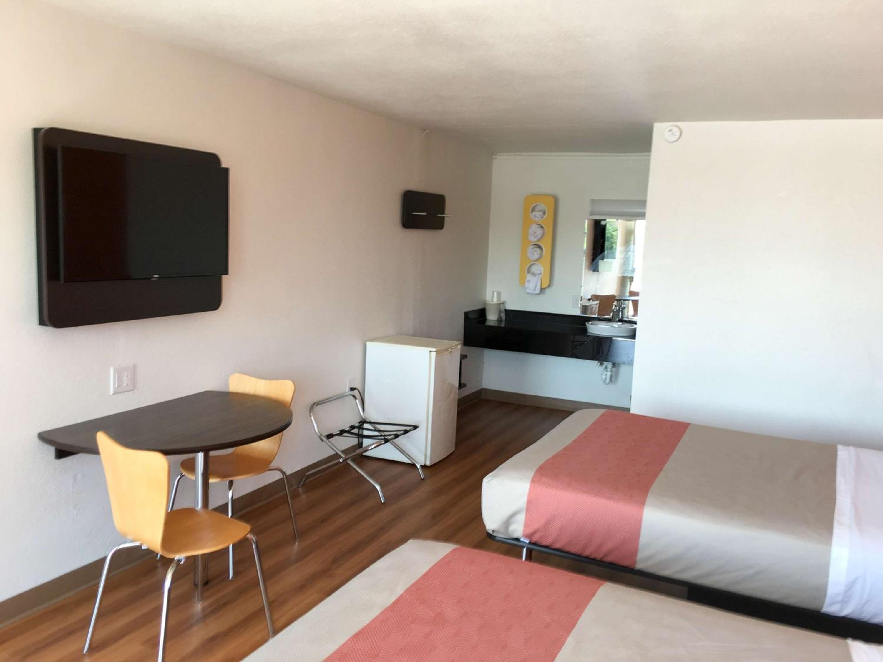 Deluxe Queen Room with Two Queen Beds - Non-Smoking photo 2