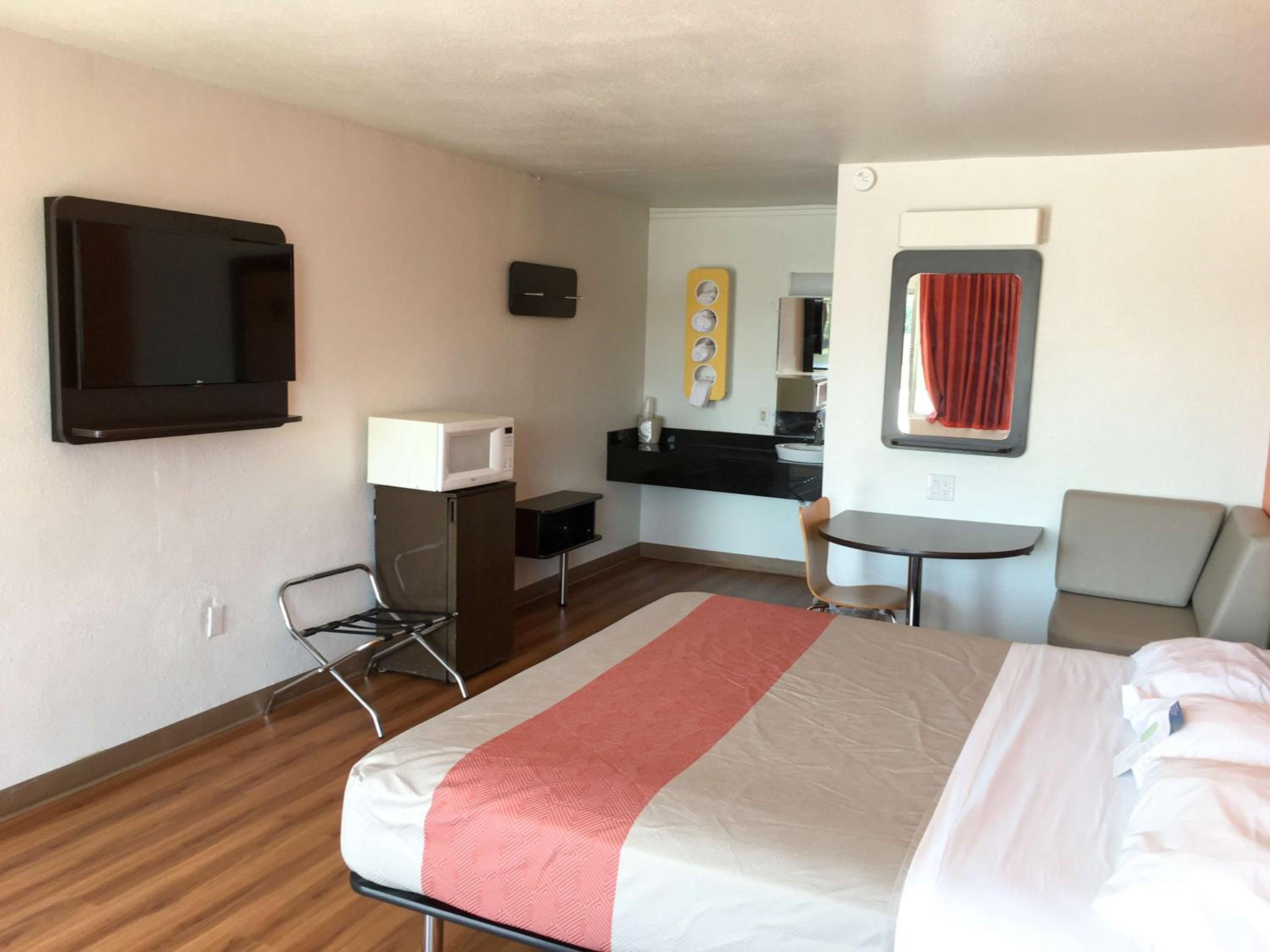 Deluxe King Room - Non-Smoking photo 2