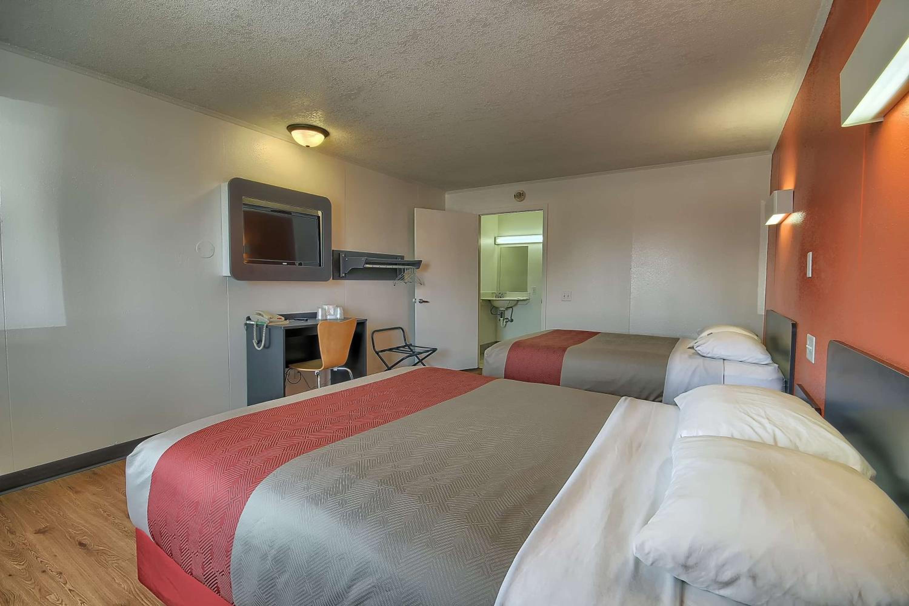 Queen Room with Two Queen Beds - Smoking photo 1