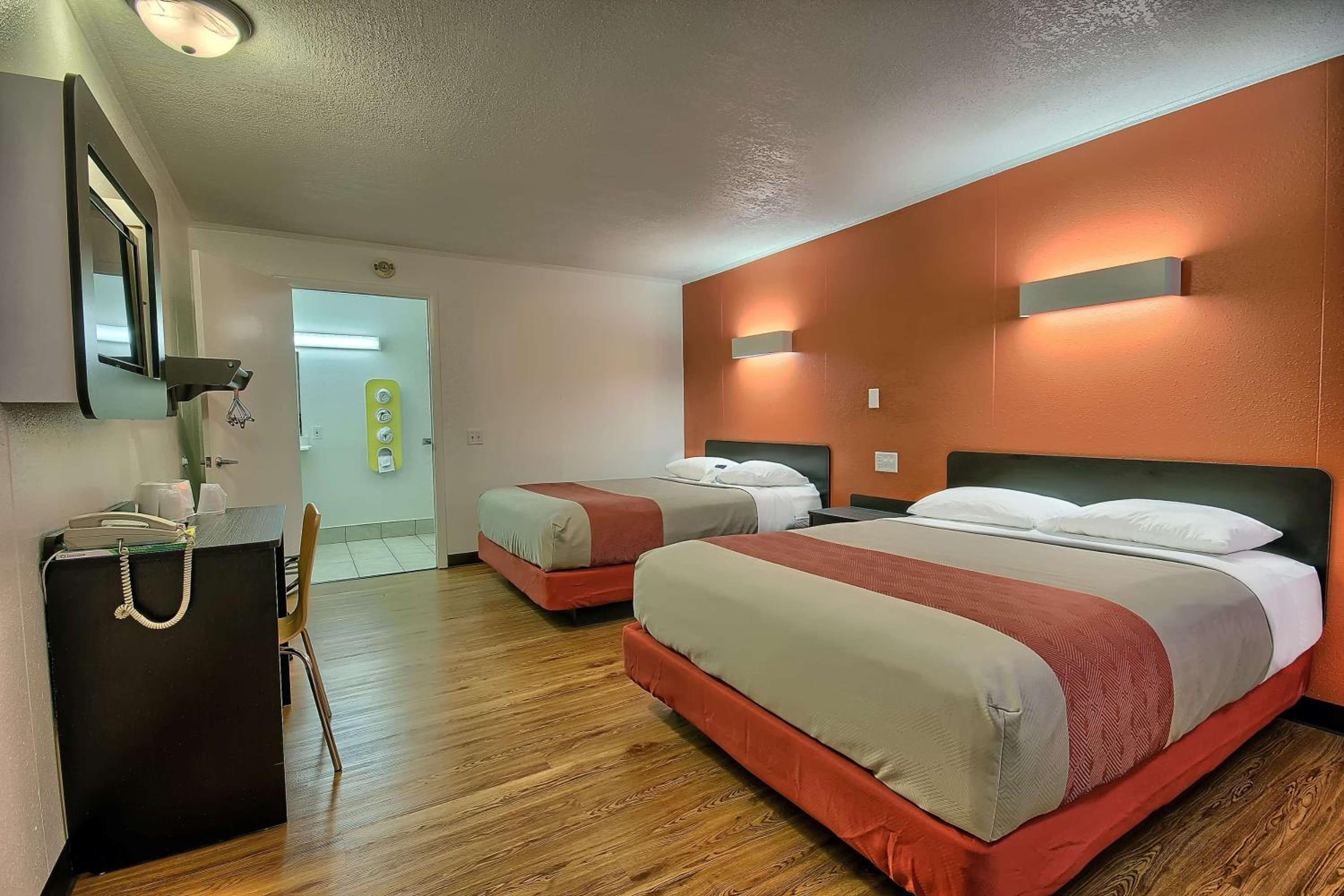Queen Room with Two Queen Beds - Non-Smoking photo 3