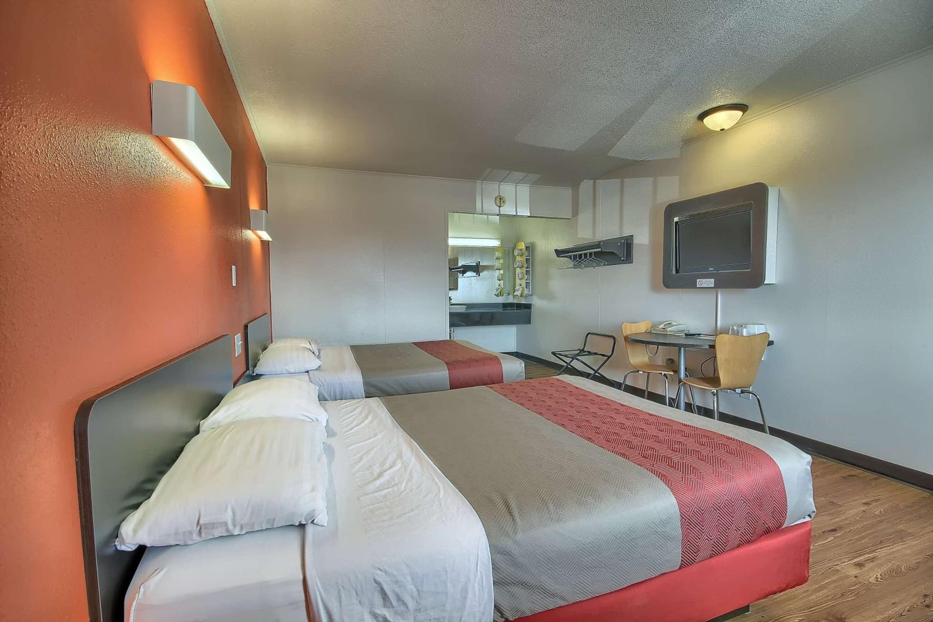 Queen Room with Two Queen Beds - Smoking photo 3