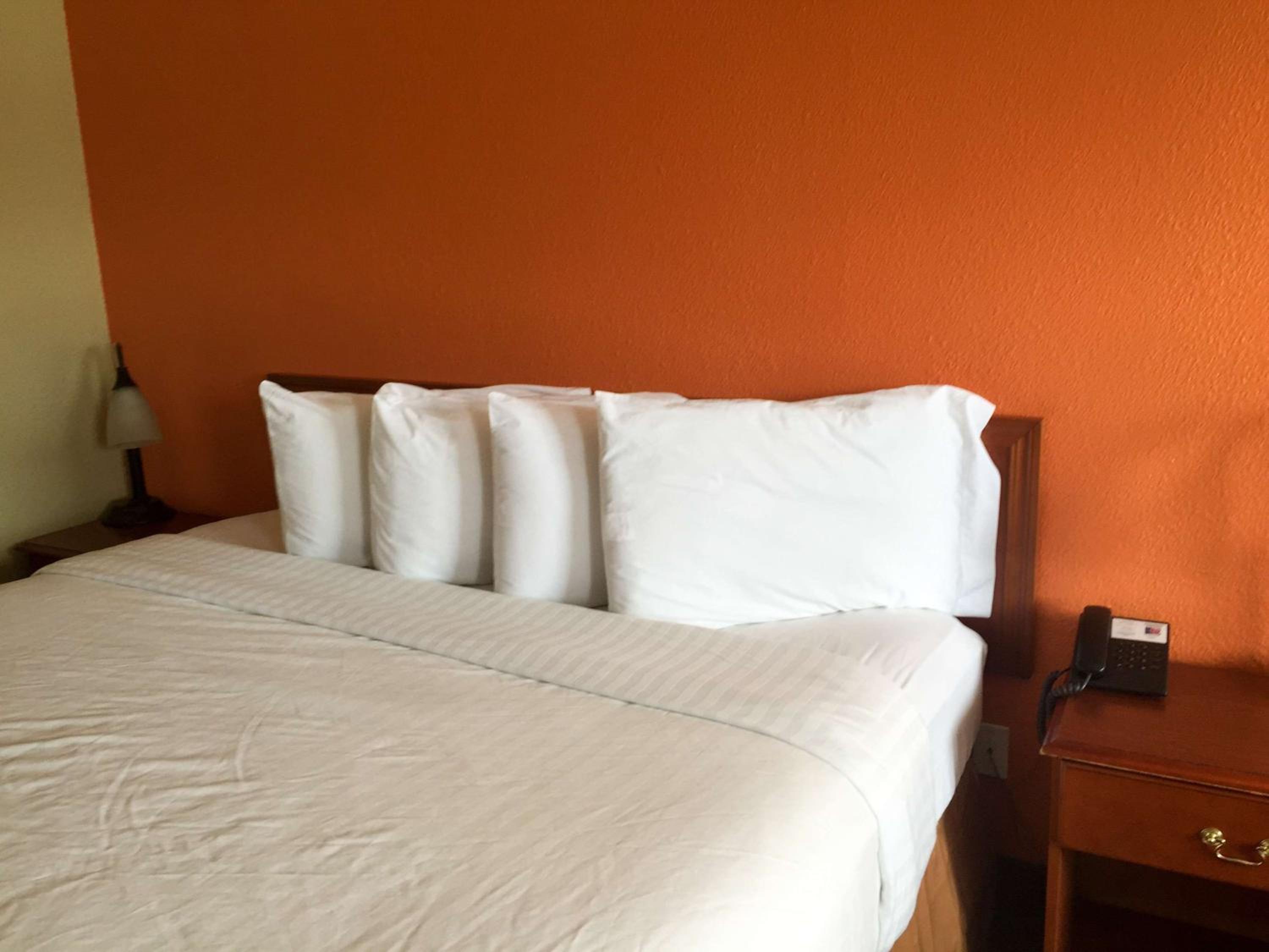 King Room - Non-Smoking - Photo 4