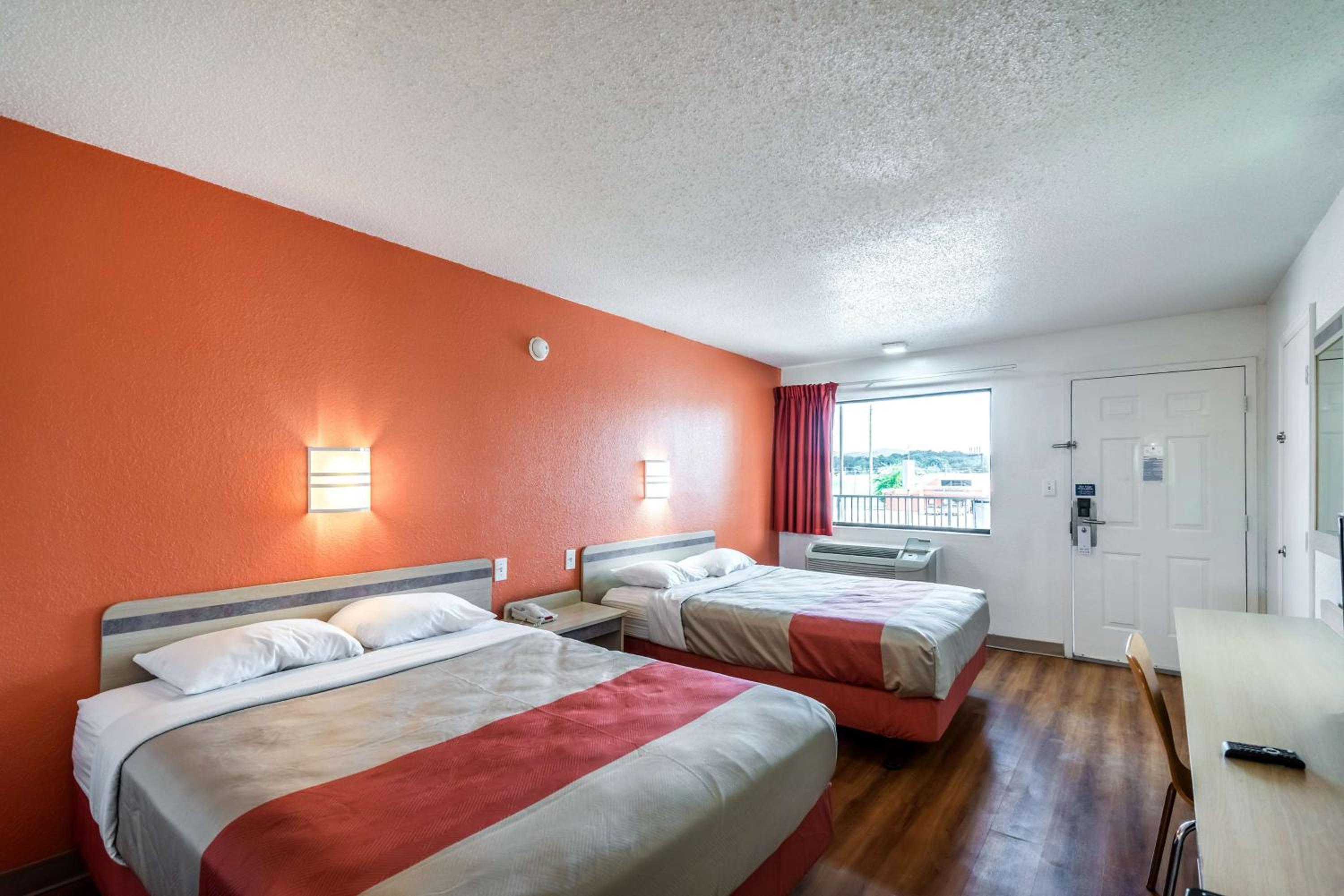 Queen Room with Two Queen Beds - Non-Smoking photo 3
