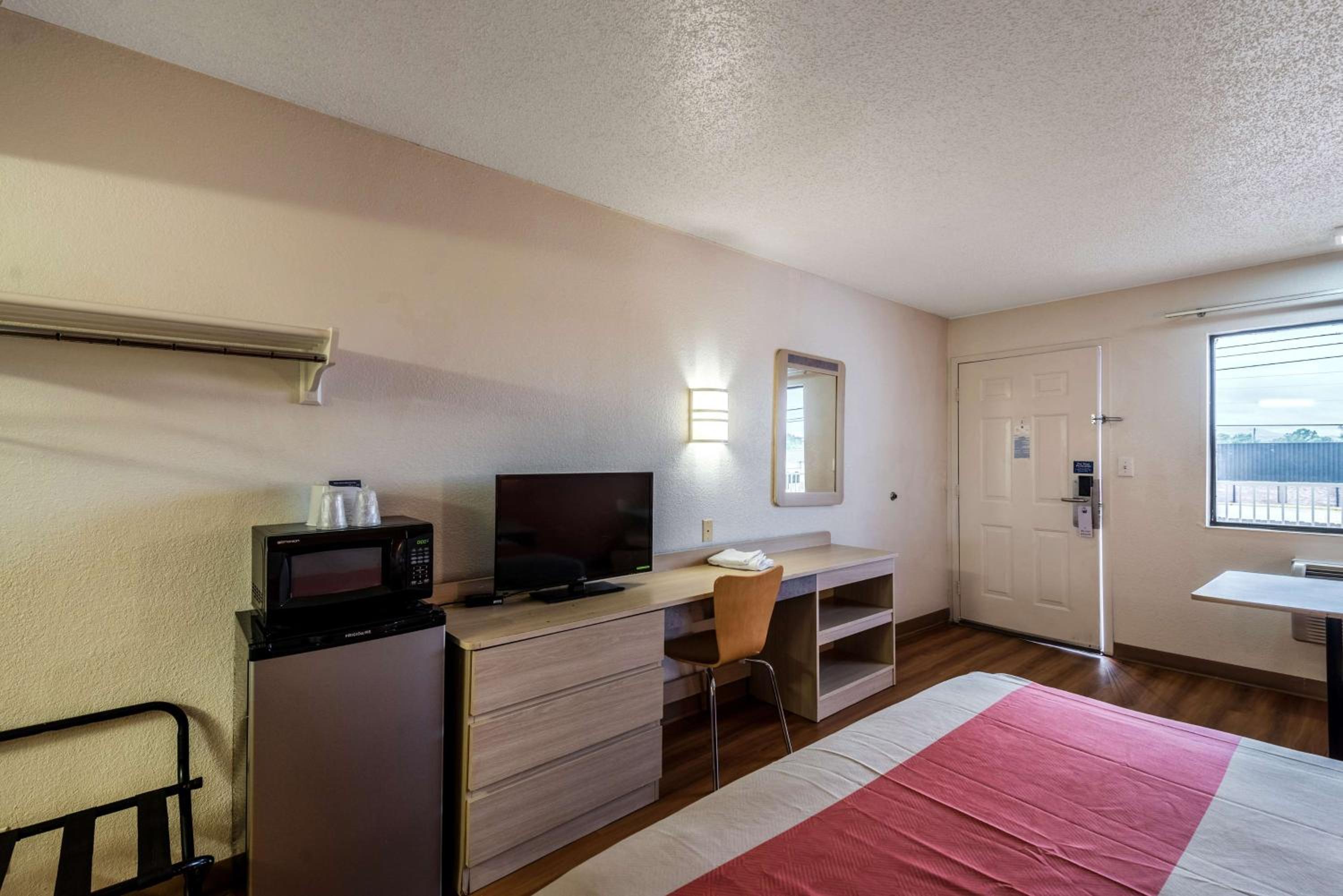 King Room - Non-Smoking photo 3