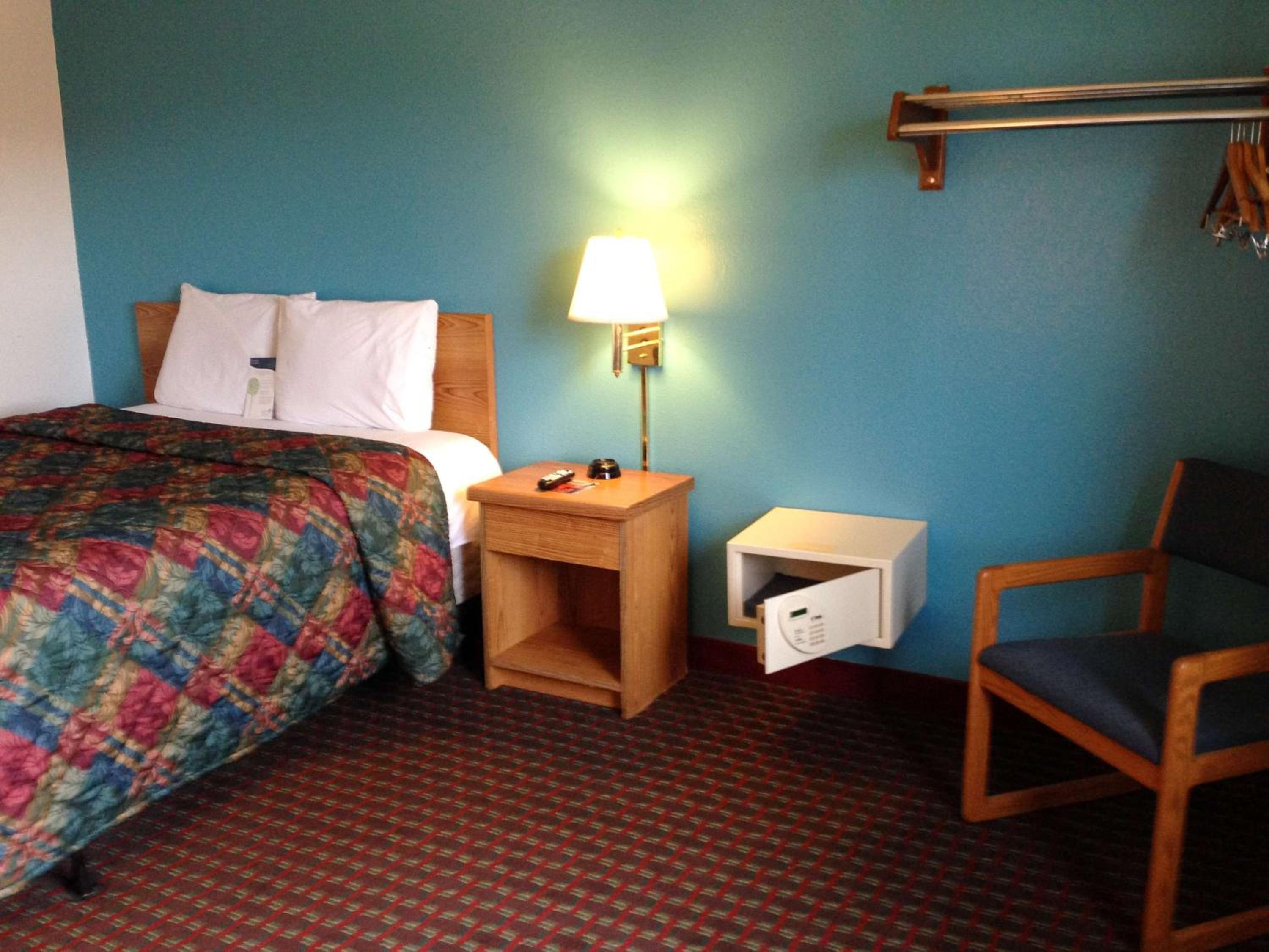 King Room - Non-Smoking - Photo 3