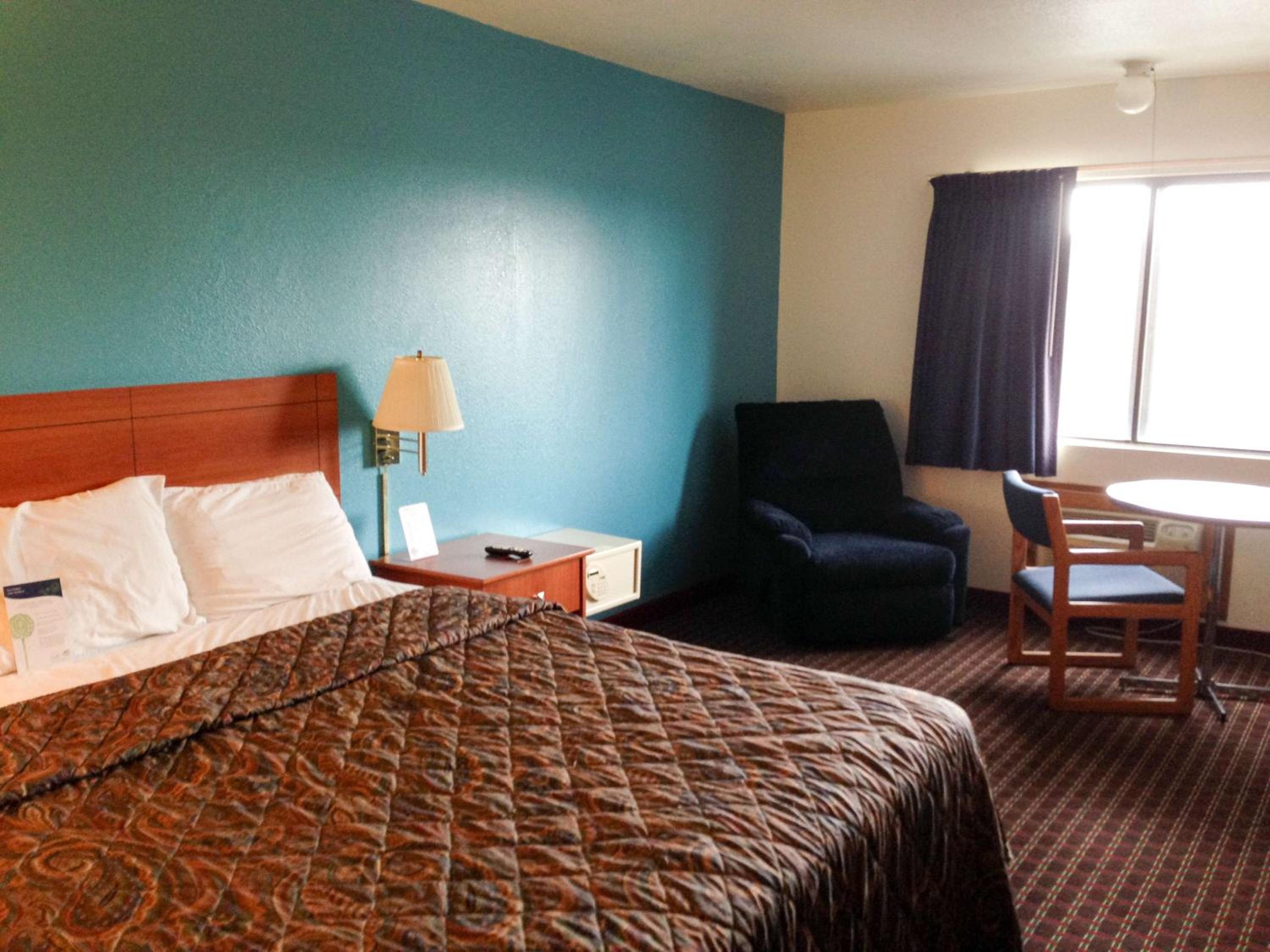 King Room - Non-Smoking - Photo 6