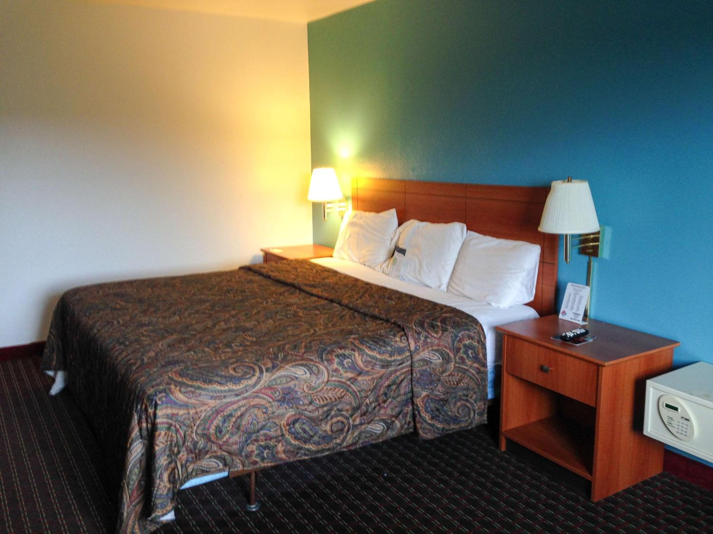 King Room - Non-Smoking - Photo 4