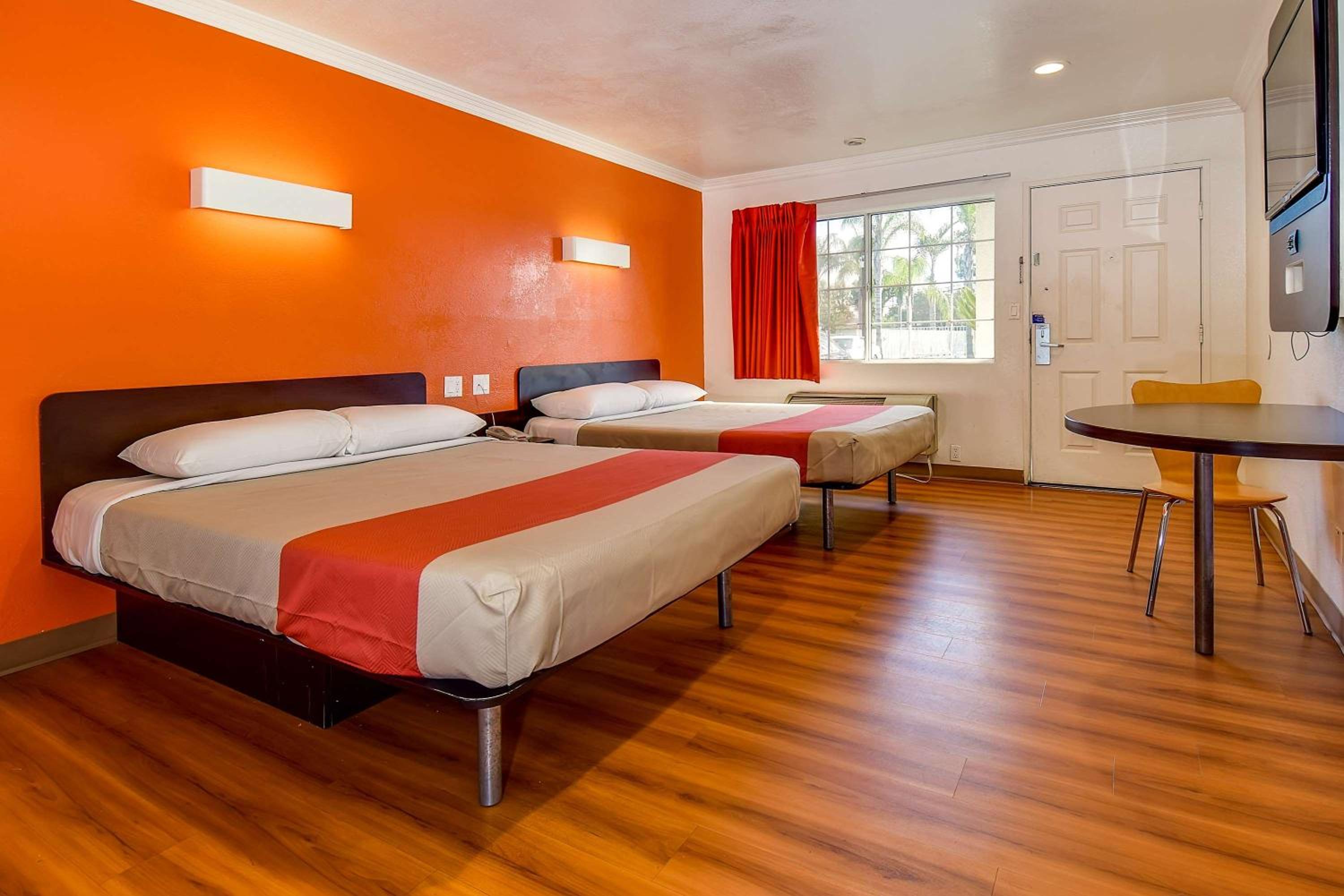 Queen Room with Two Queen Beds - Non-Smoking - Photo 2
