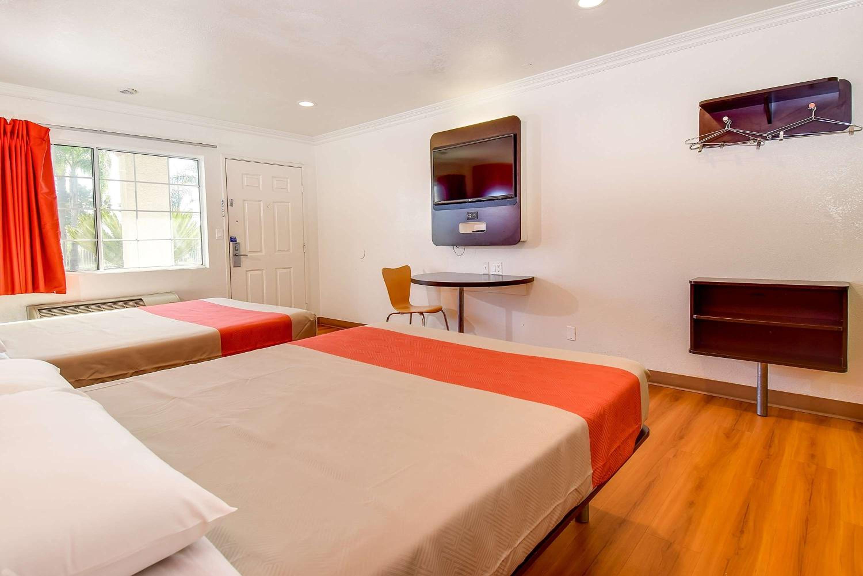 Queen Room with Two Queen Beds - Non-Smoking - Photo 3