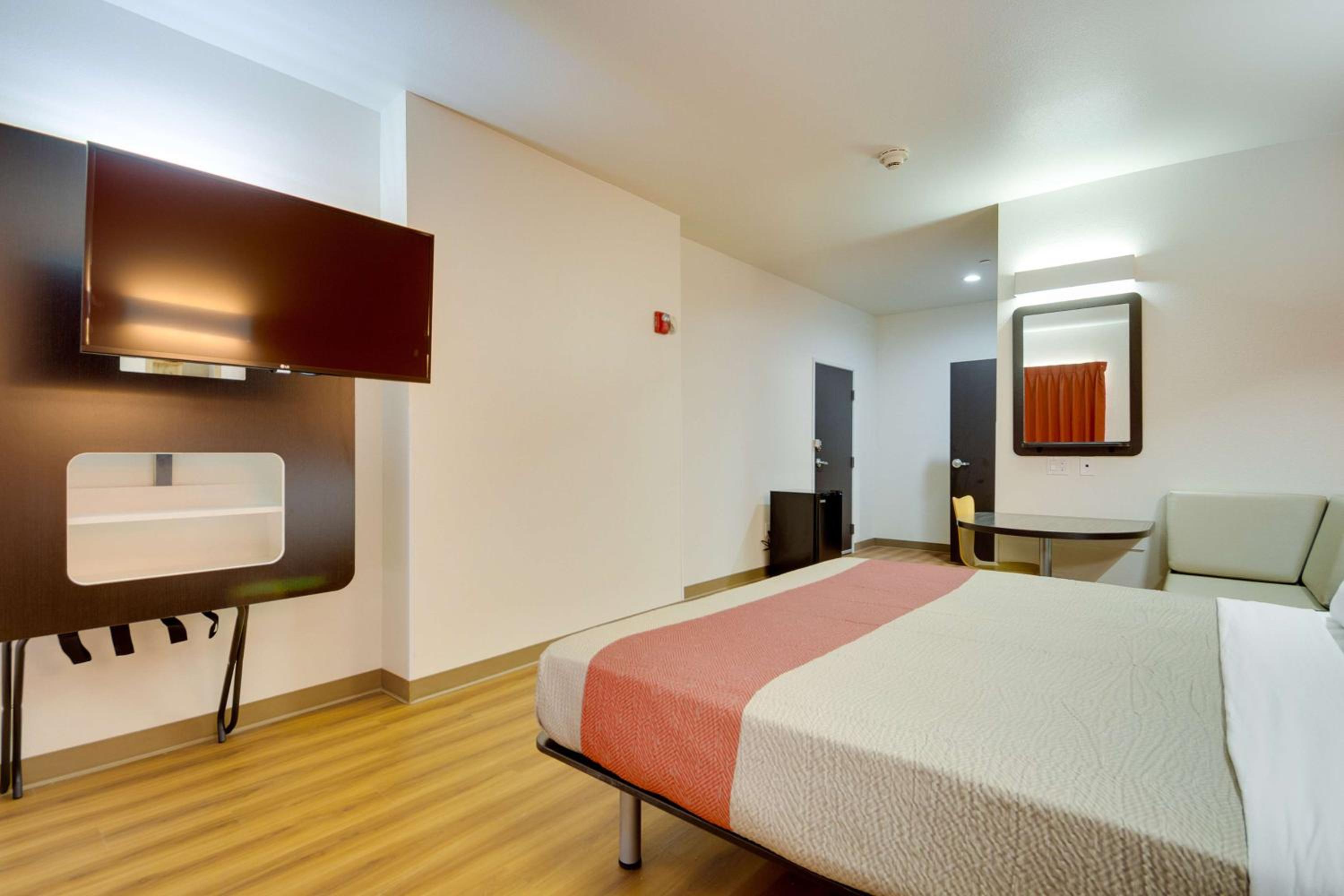 Deluxe King Room - Non-Smoking