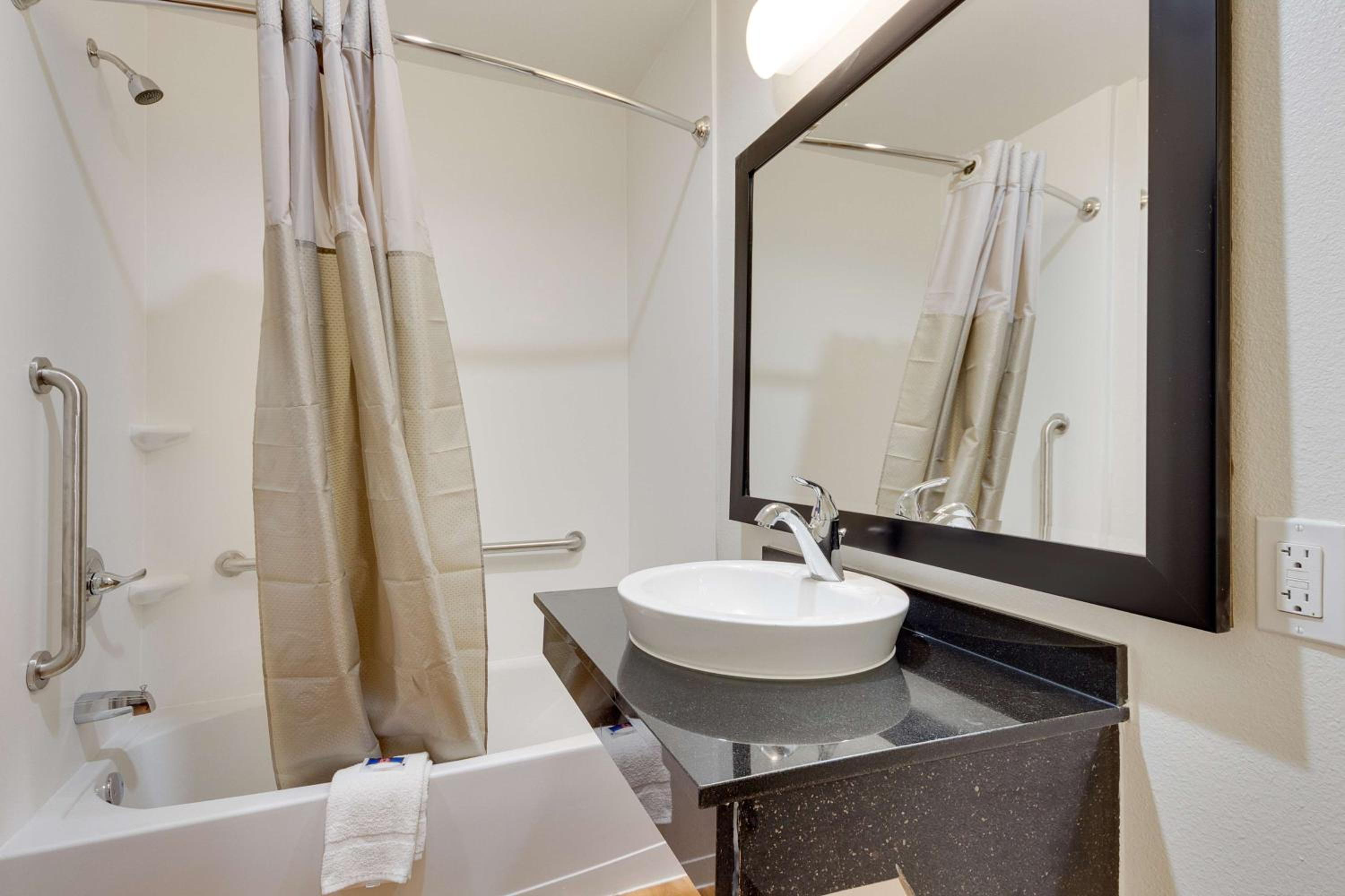 Quadruple Room - Disability Access - Roll in Shower photo 2