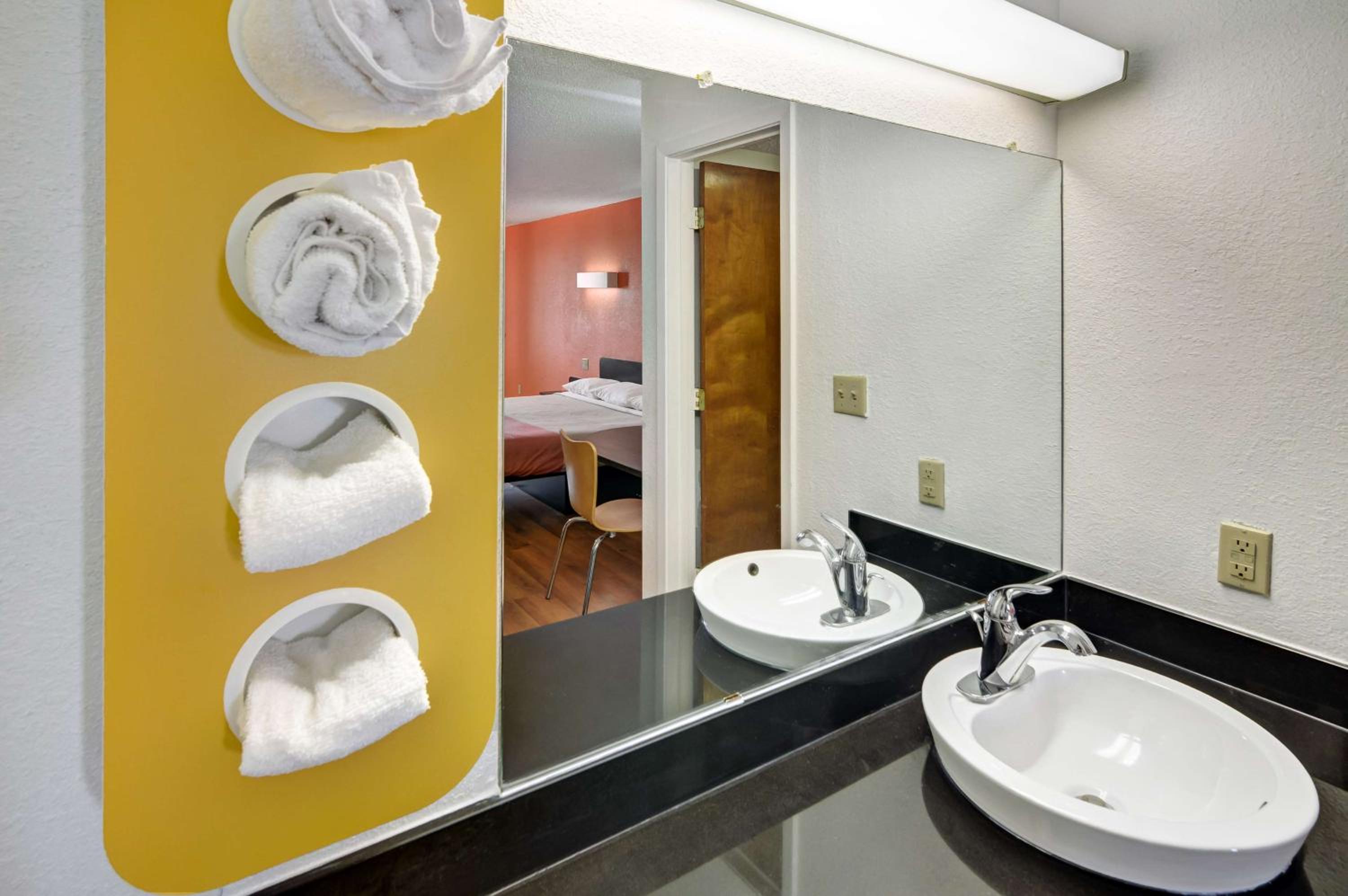 Queen Room with Two Queen Beds - Non-Smoking photo 2