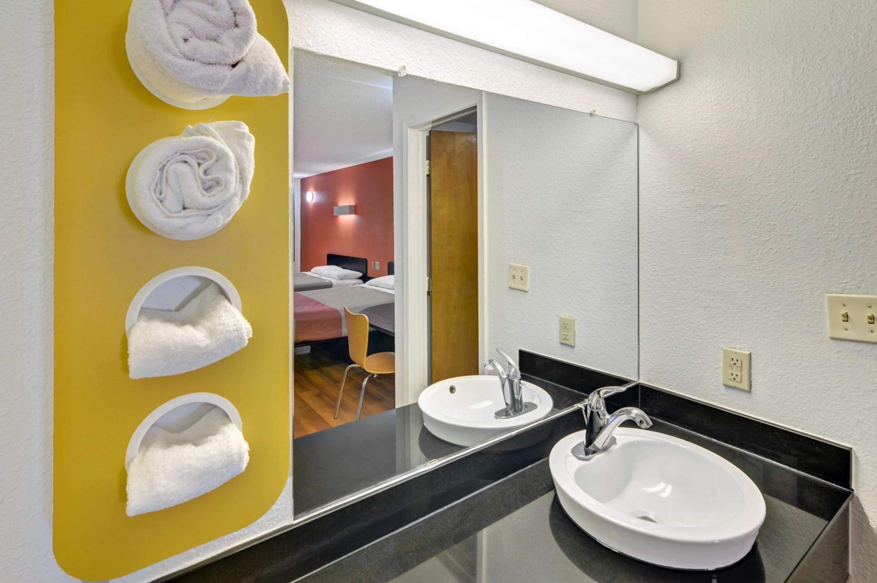 Queen Room with Two Queen Beds - Disability Access photo 2