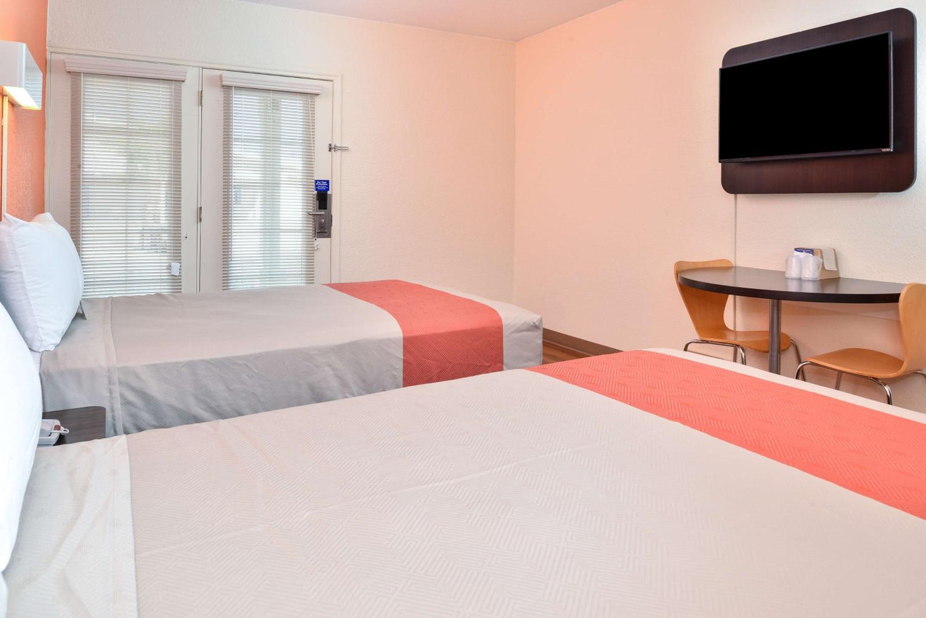 Double Room with Two Double Beds - Smoking photo 2