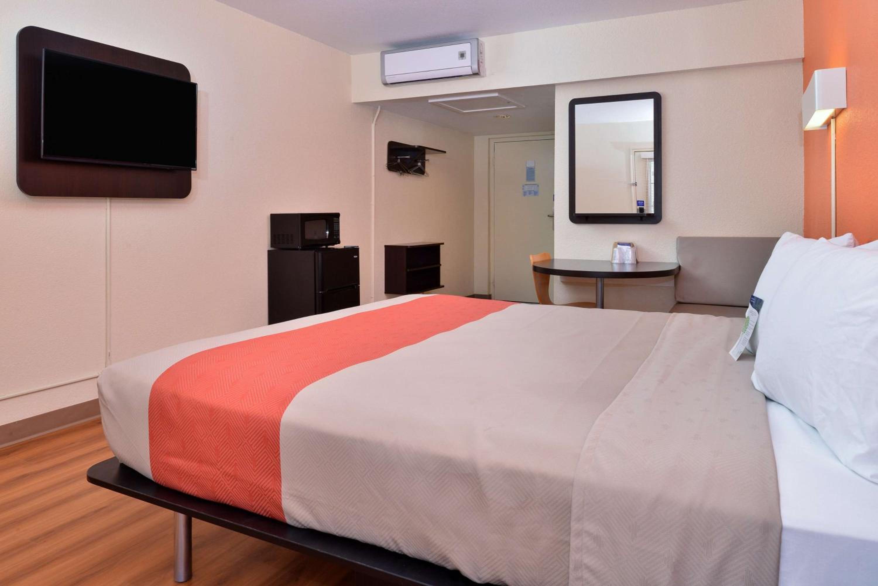 King Room - Mobility Access/Non-Smoking photo 3