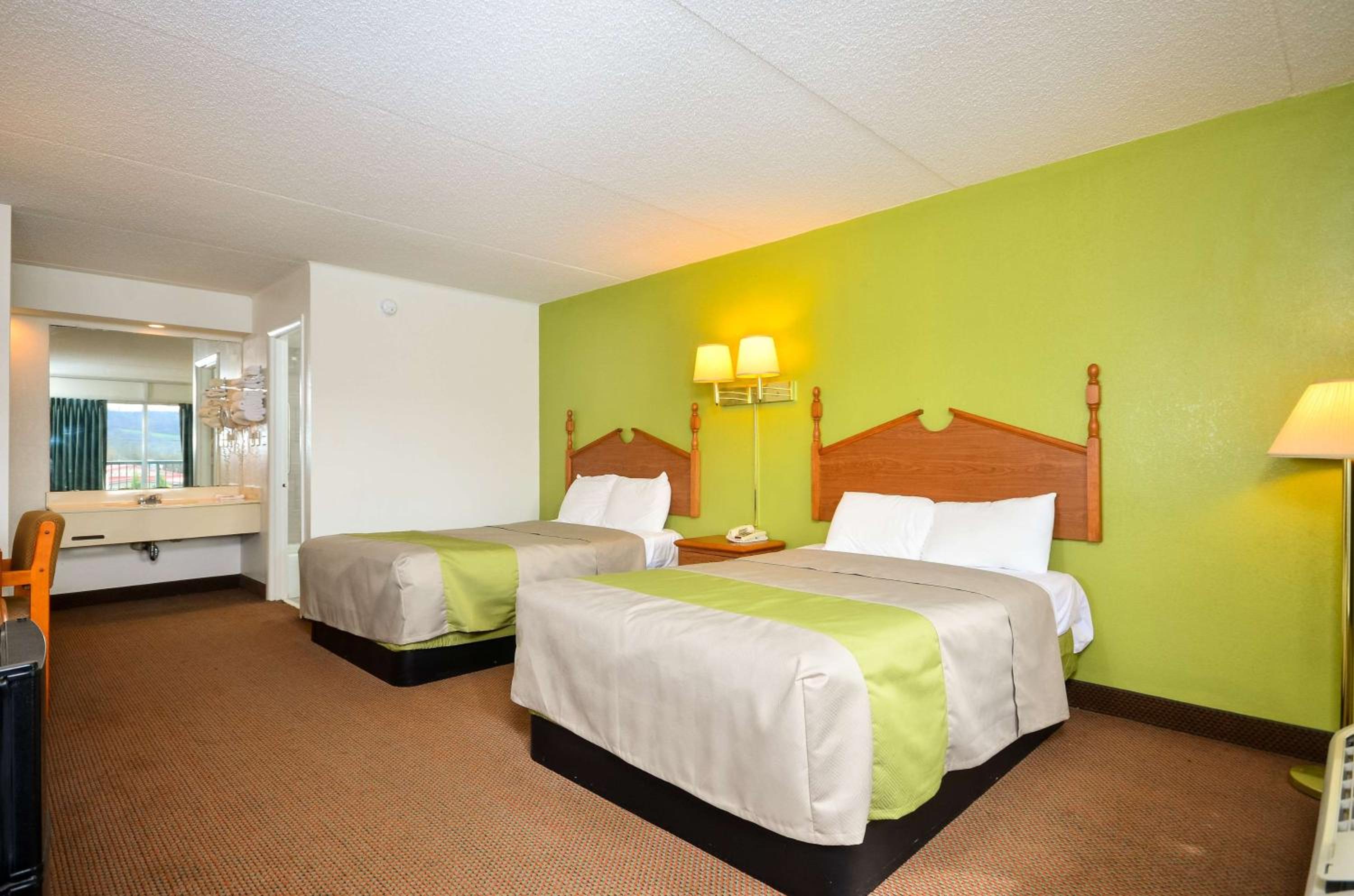 Quadruple Room - Non-Smoking - Photo 5