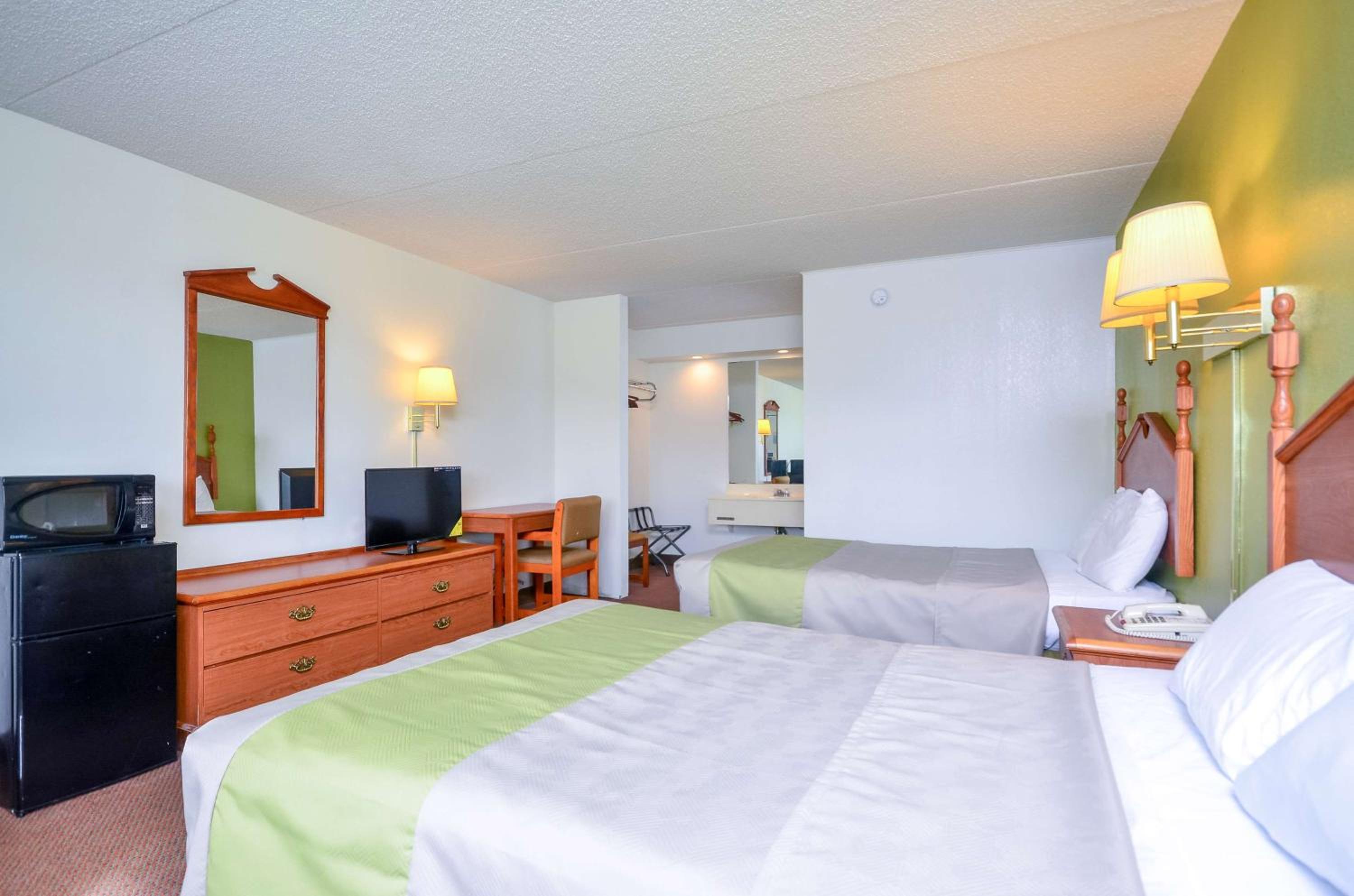 Quadruple Room - Non-Smoking - Photo 3