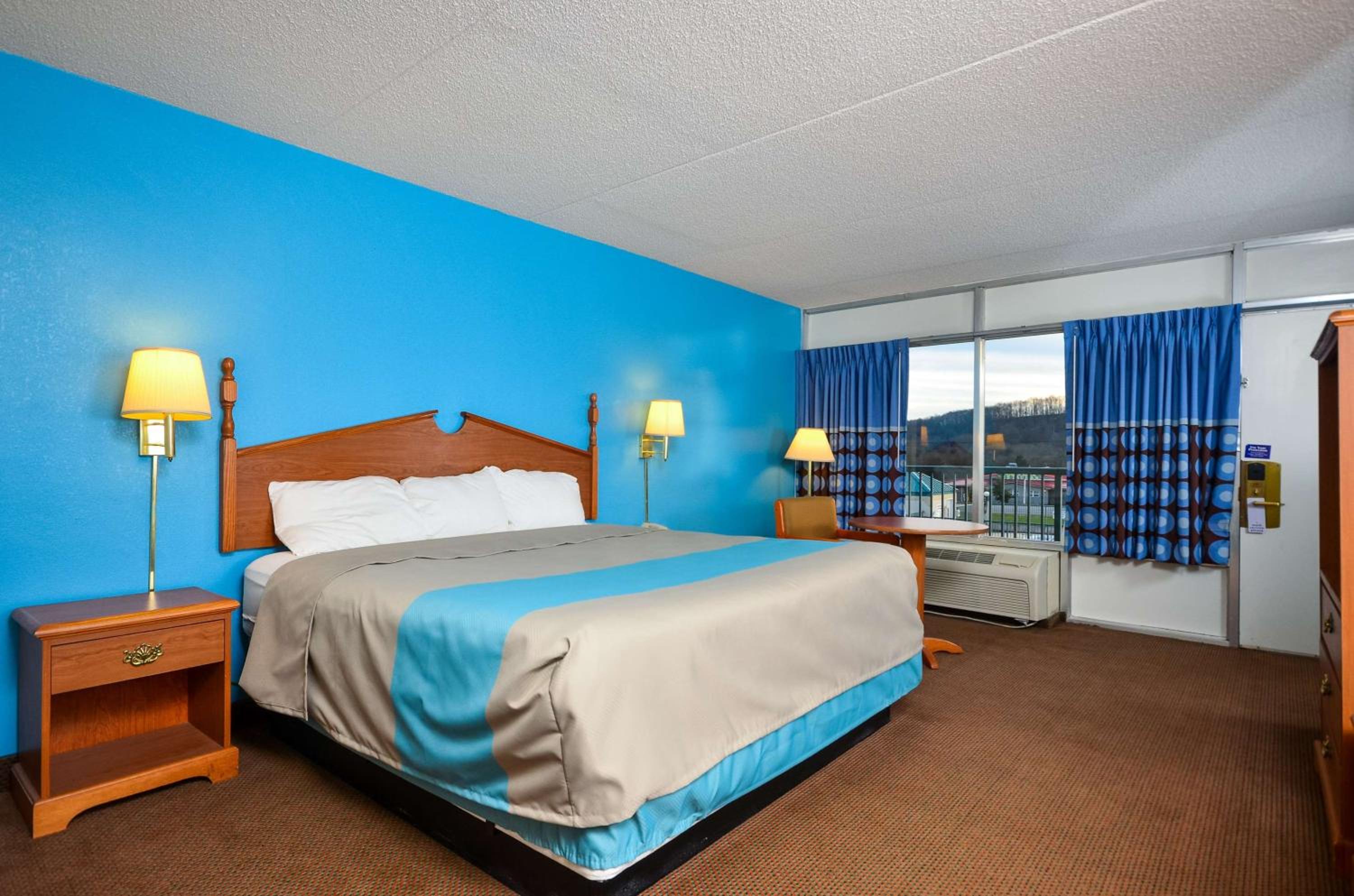 King Room - Non-Smoking - Photo 6