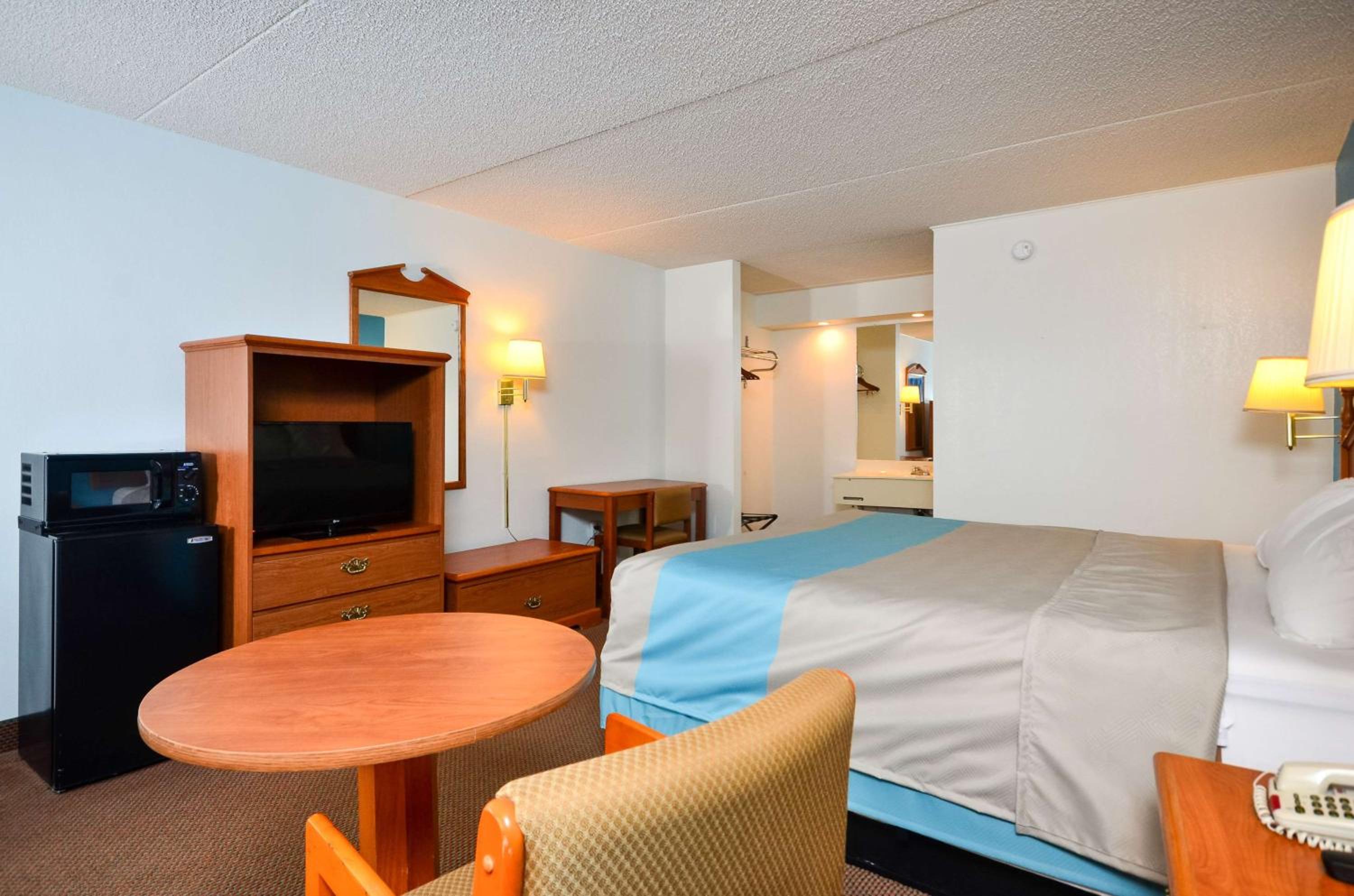 King Room - Non-Smoking - Photo 2
